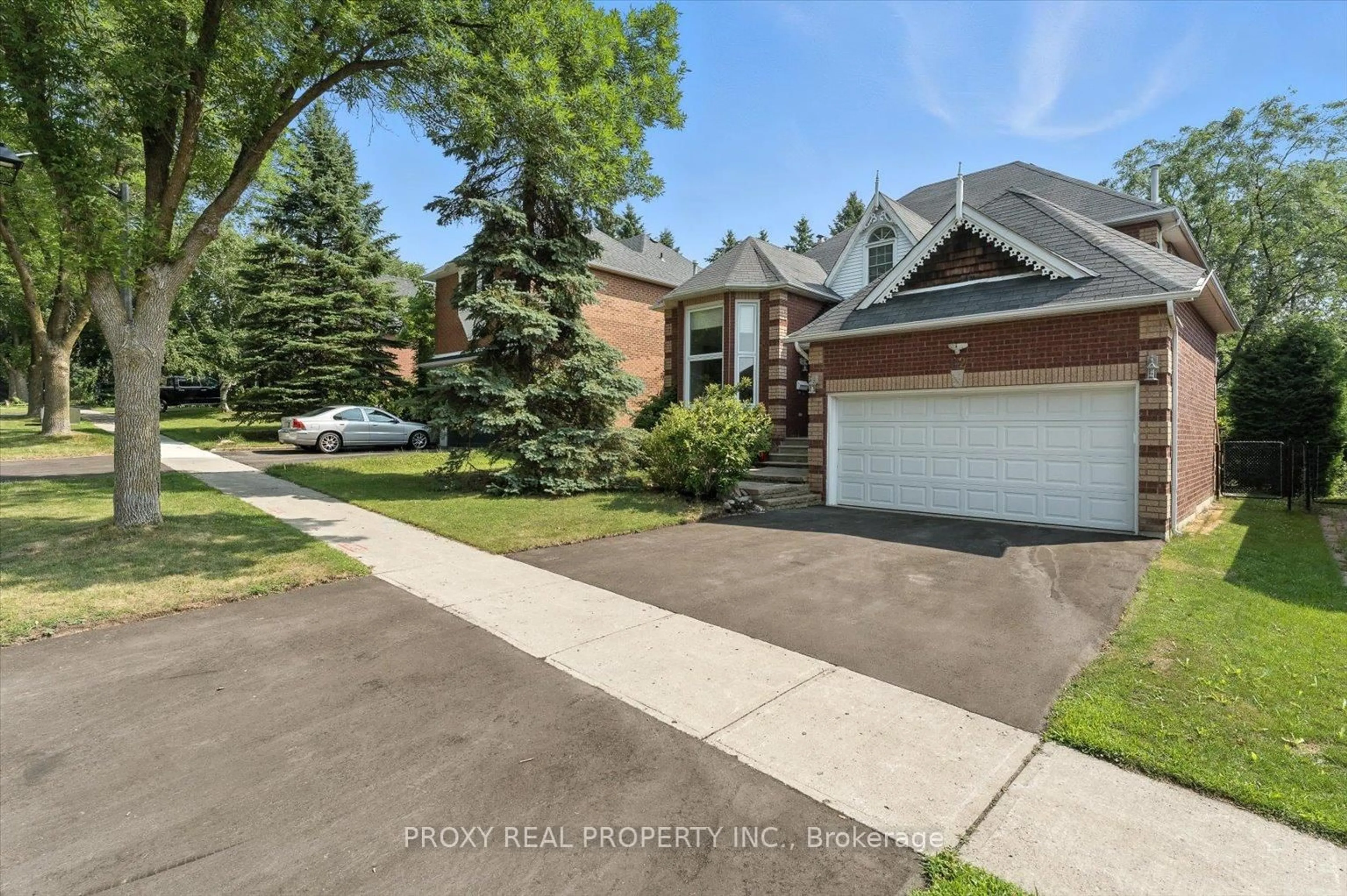 A pic from outside/outdoor area/front of a property/back of a property/a pic from drone, street for 62 Sisman Ave, Aurora Ontario L4G 6S2
