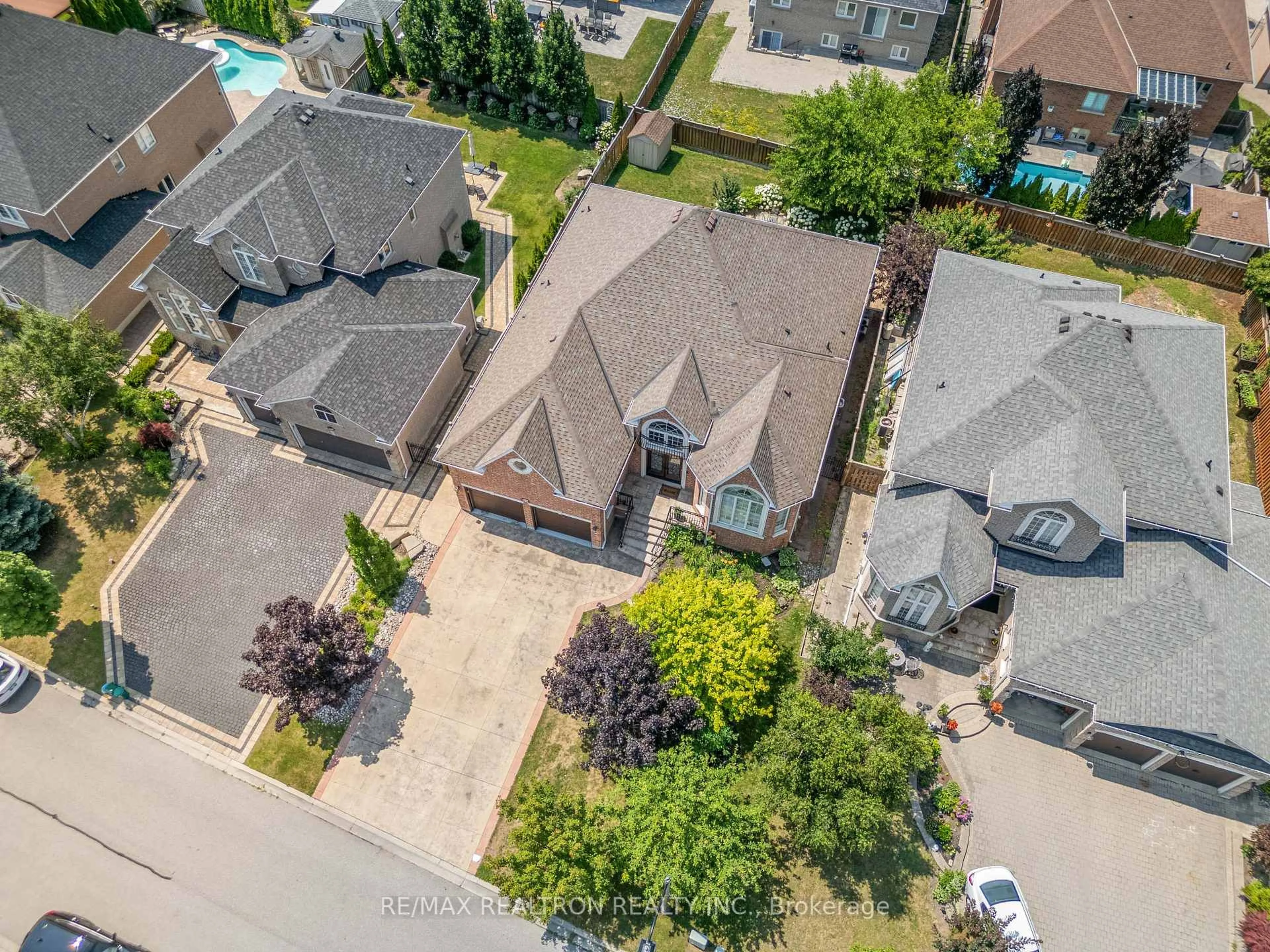 A pic from outside/outdoor area/front of a property/back of a property/a pic from drone, street for 86 Novaview Cres, Vaughan Ontario L4L 9L7