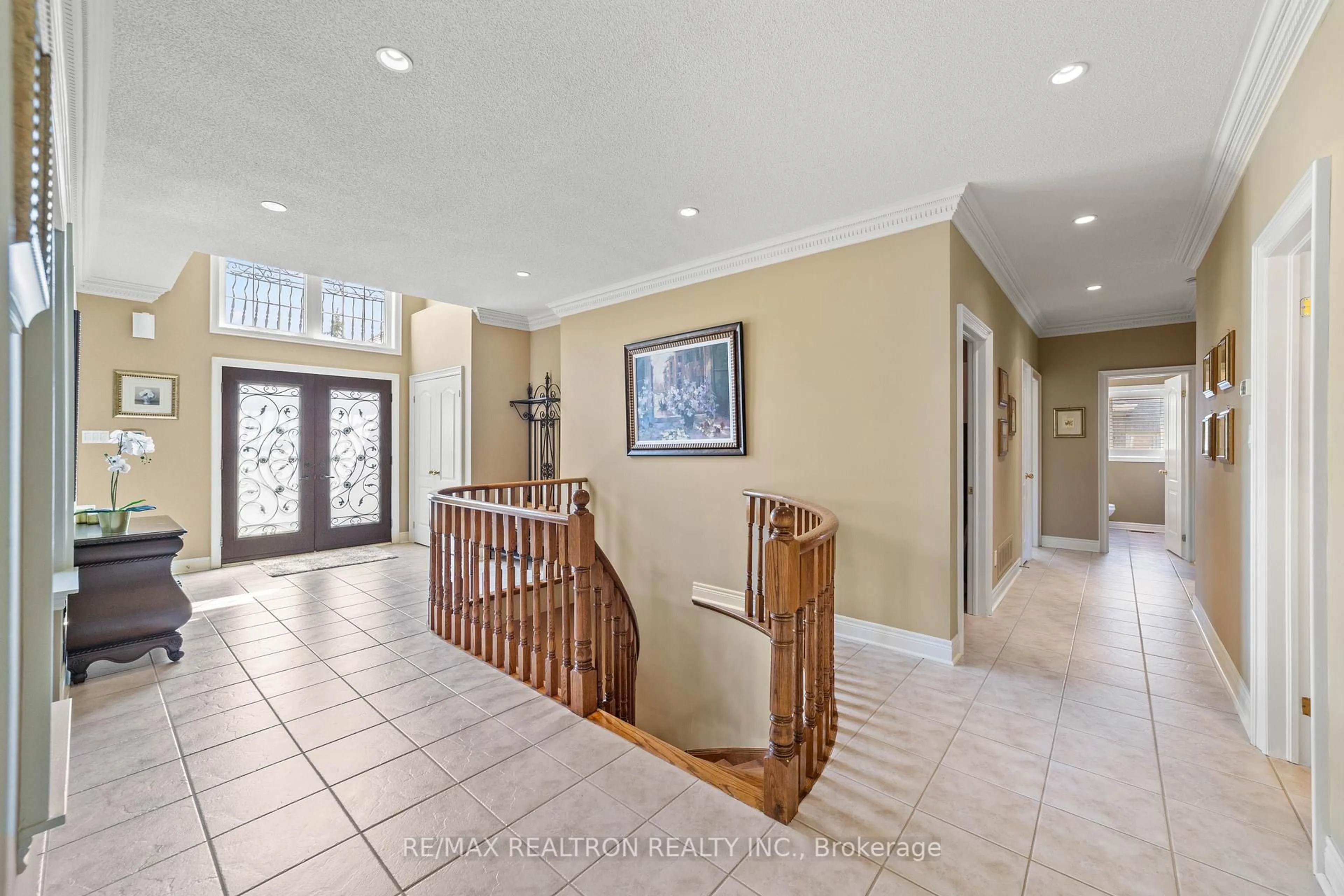 Indoor foyer for 86 Novaview Cres, Vaughan Ontario L4L 9L7