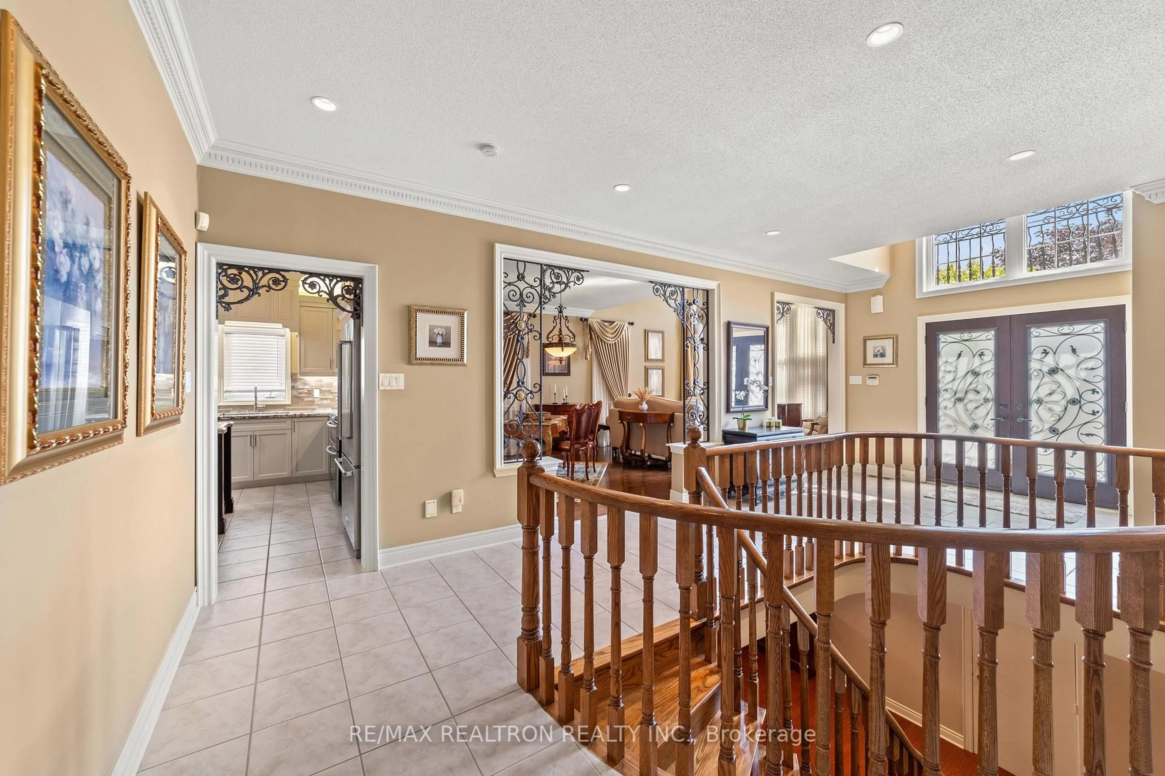 Indoor foyer for 86 Novaview Cres, Vaughan Ontario L4L 9L7