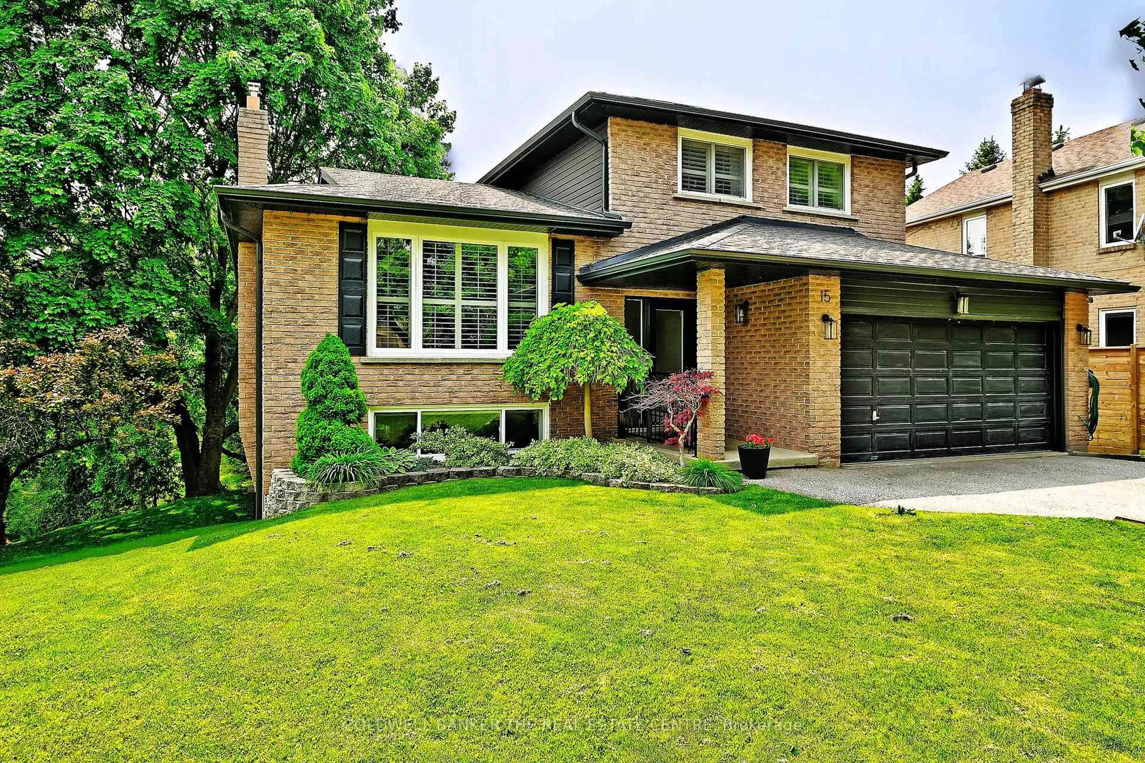 Home with brick exterior material, street for 15 Earls Crt, East Gwillimbury Ontario L9N 1E5