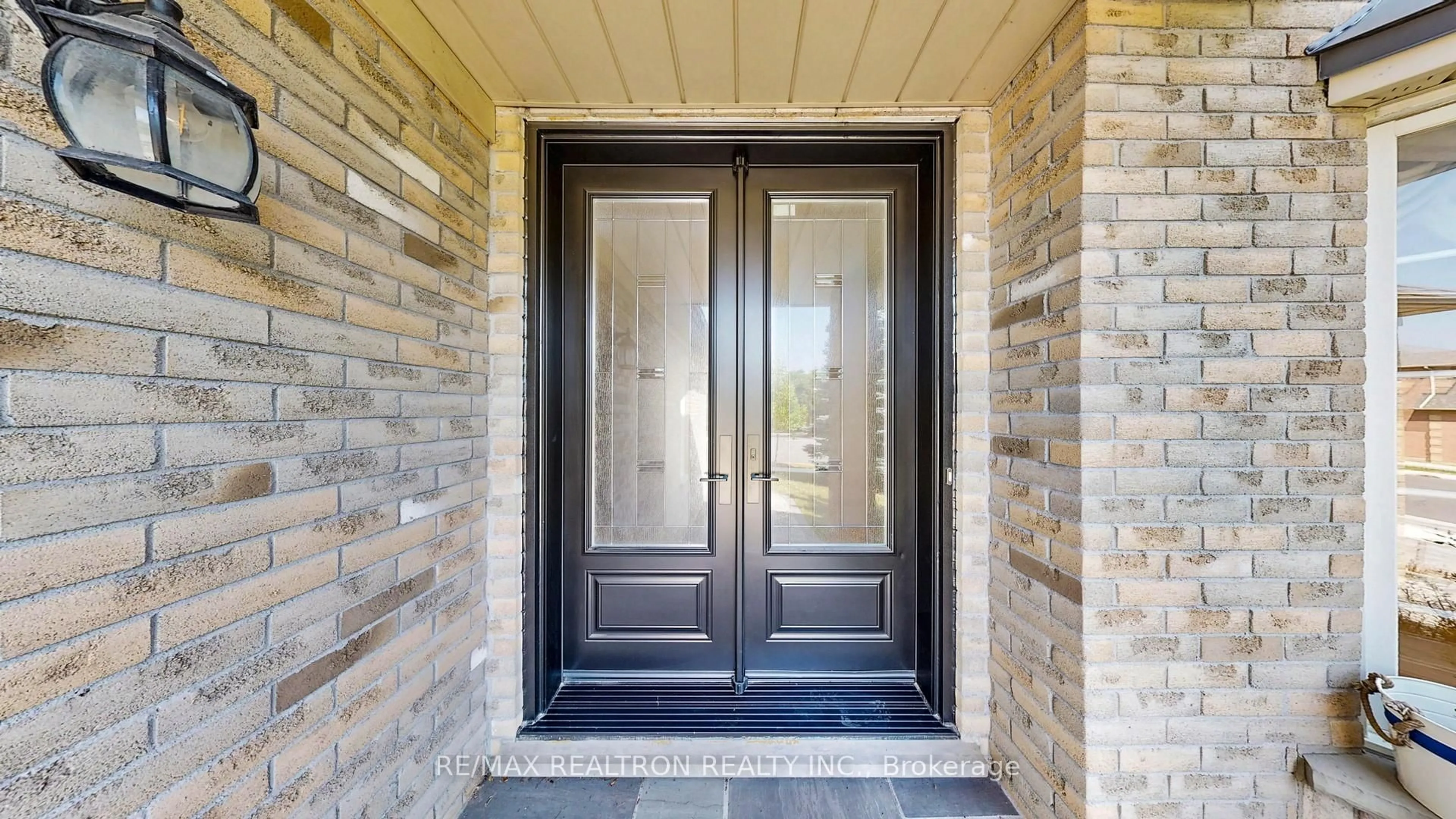 Indoor entryway for 49 Central Park Dr, Markham Ontario L3P 7S3