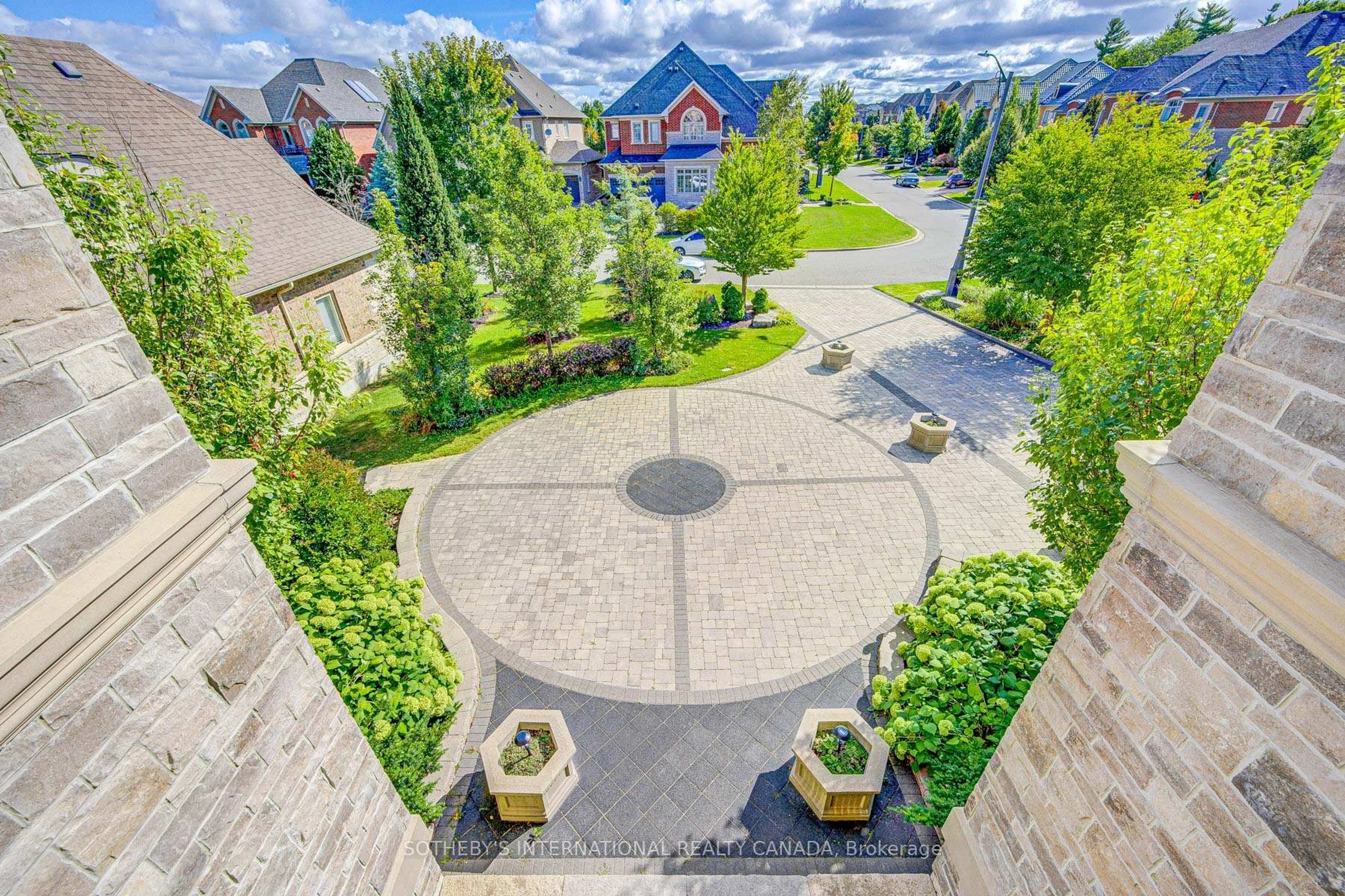 A pic from outside/outdoor area/front of a property/back of a property/a pic from drone, street for 71 Grandvista Cres, Vaughan Ontario L4H 3G5