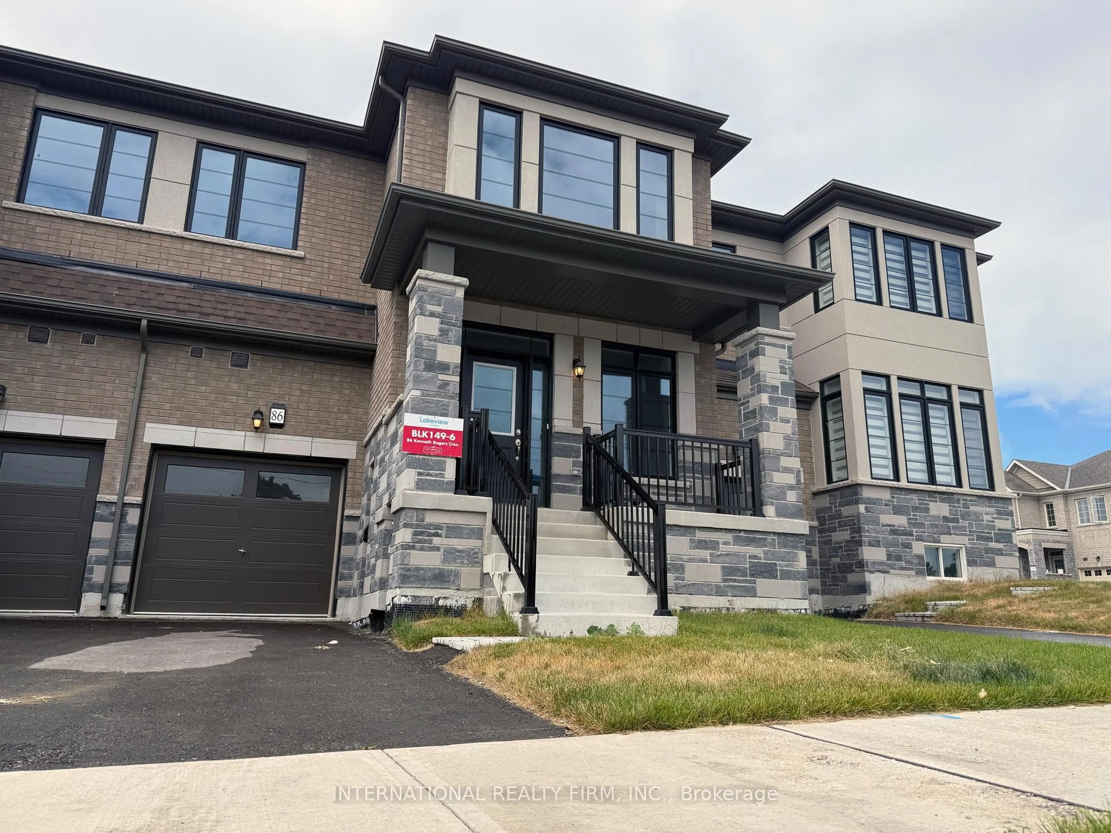Home with brick exterior material, street for 86 Kenneth Rogers Cres, East Gwillimbury Ontario L0G 1R0