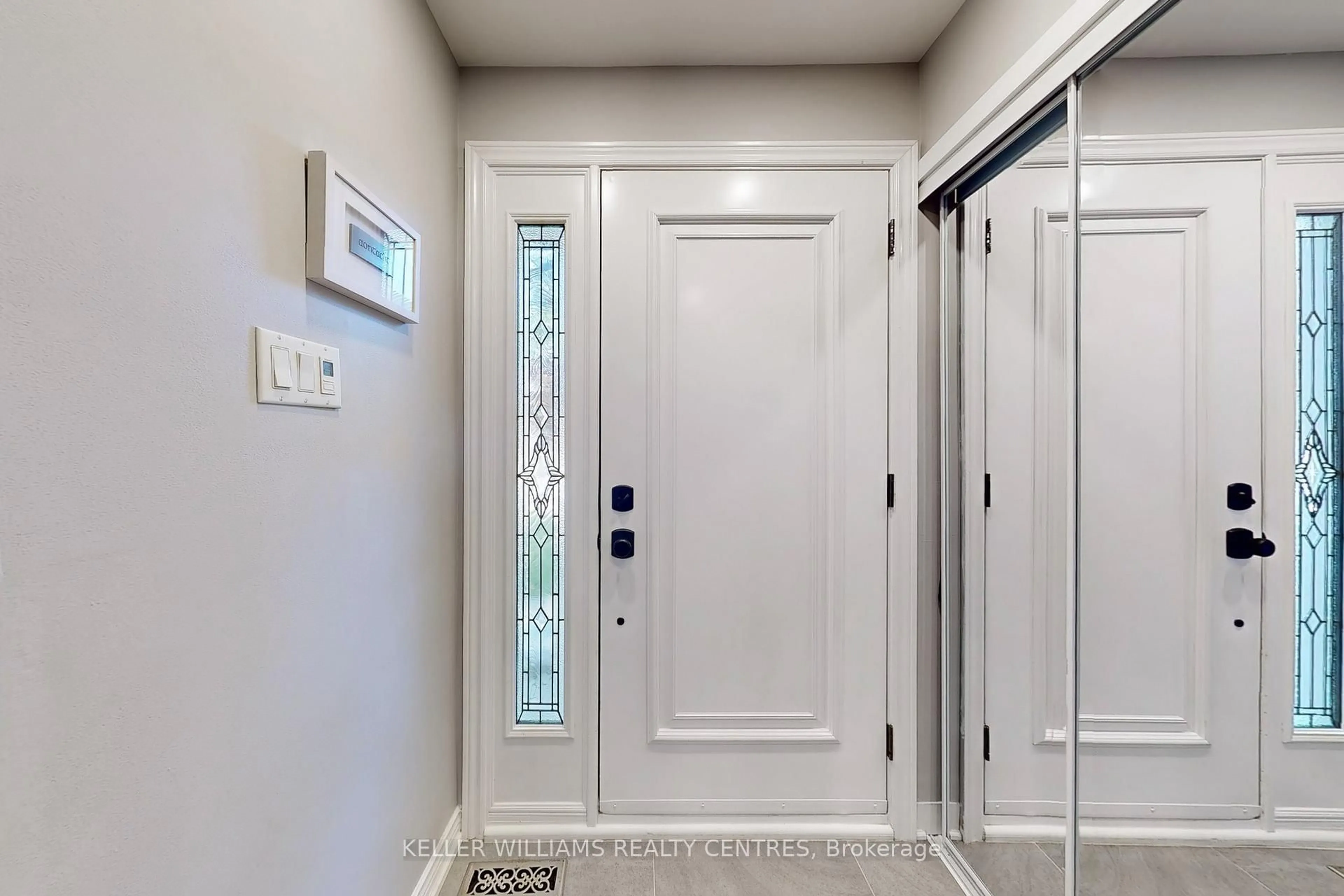 Indoor entryway for 31 Avondale Cres, Aurora Ontario L4G 3P7