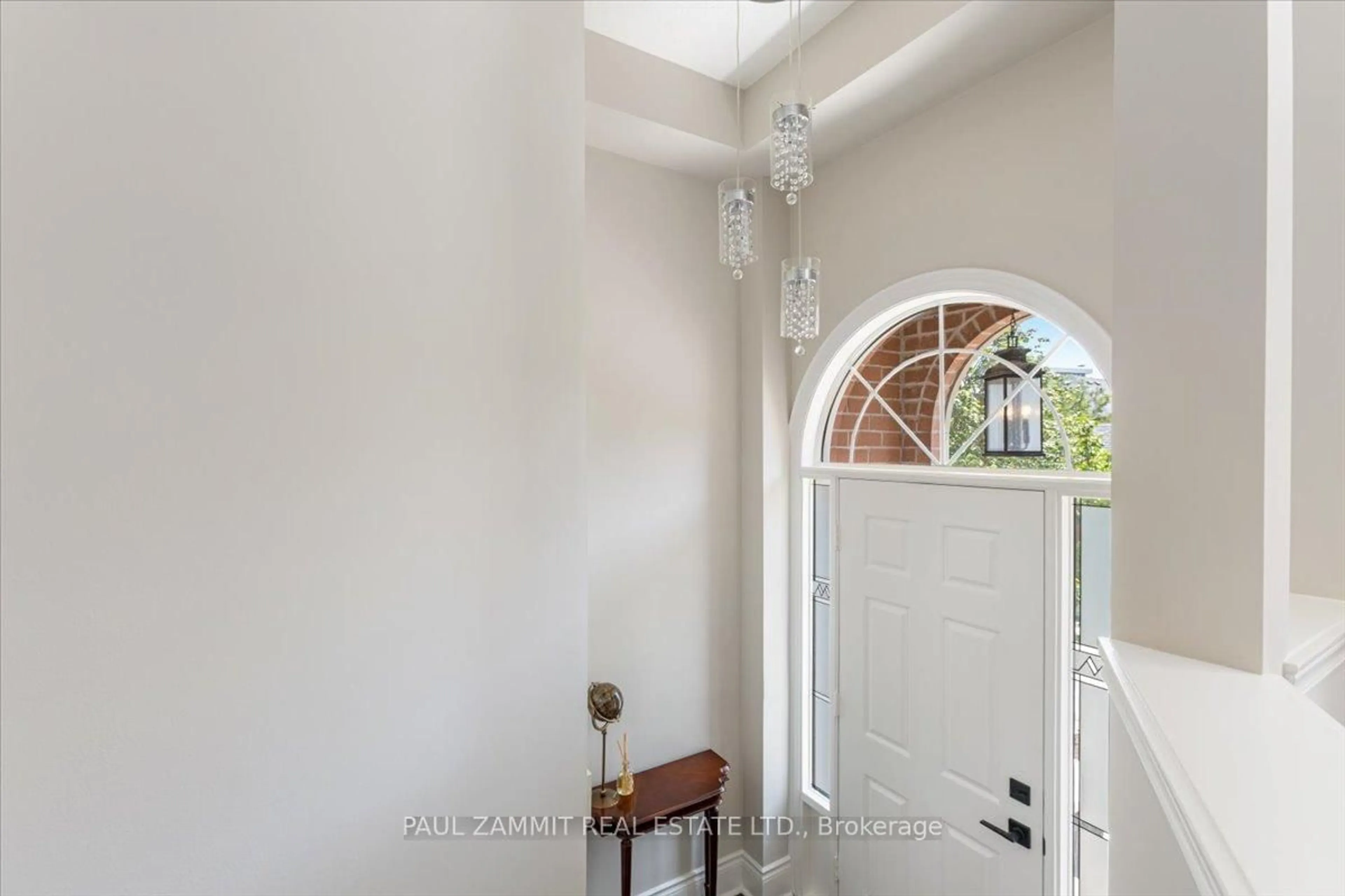 Indoor entryway for 8038 Yonge St #23, Vaughan Ontario L4J 1W3