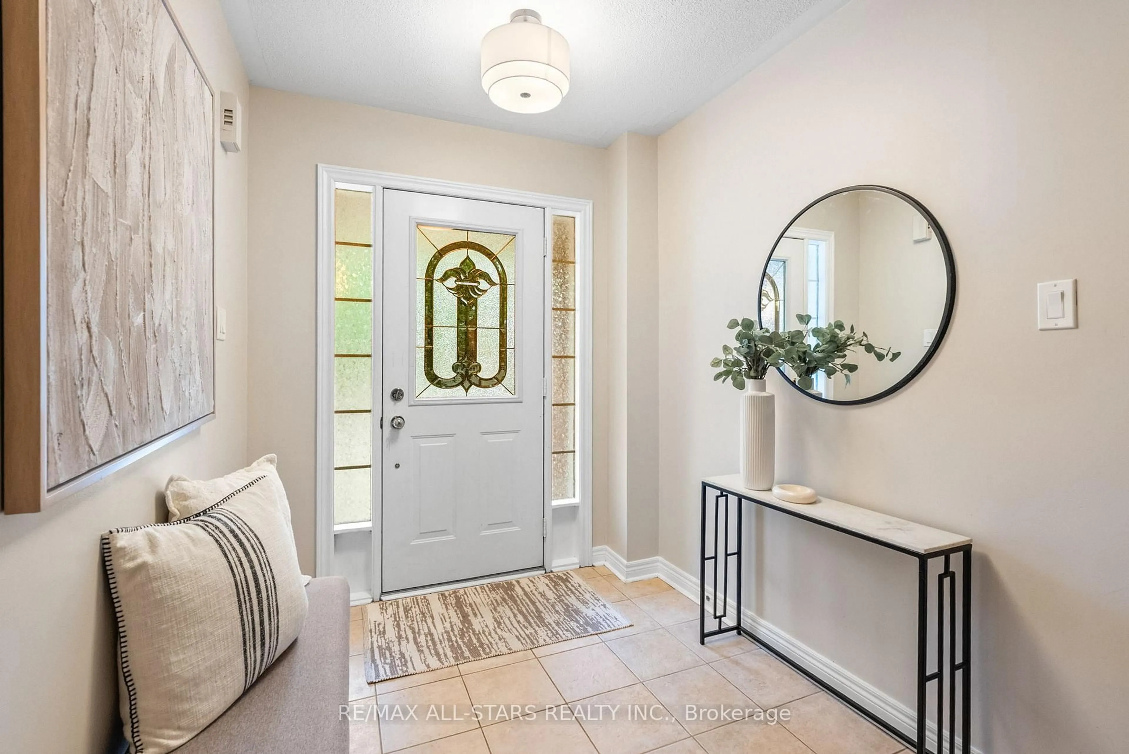Indoor entryway for 69 Oakside Dr, Uxbridge Ontario L9P 2A6