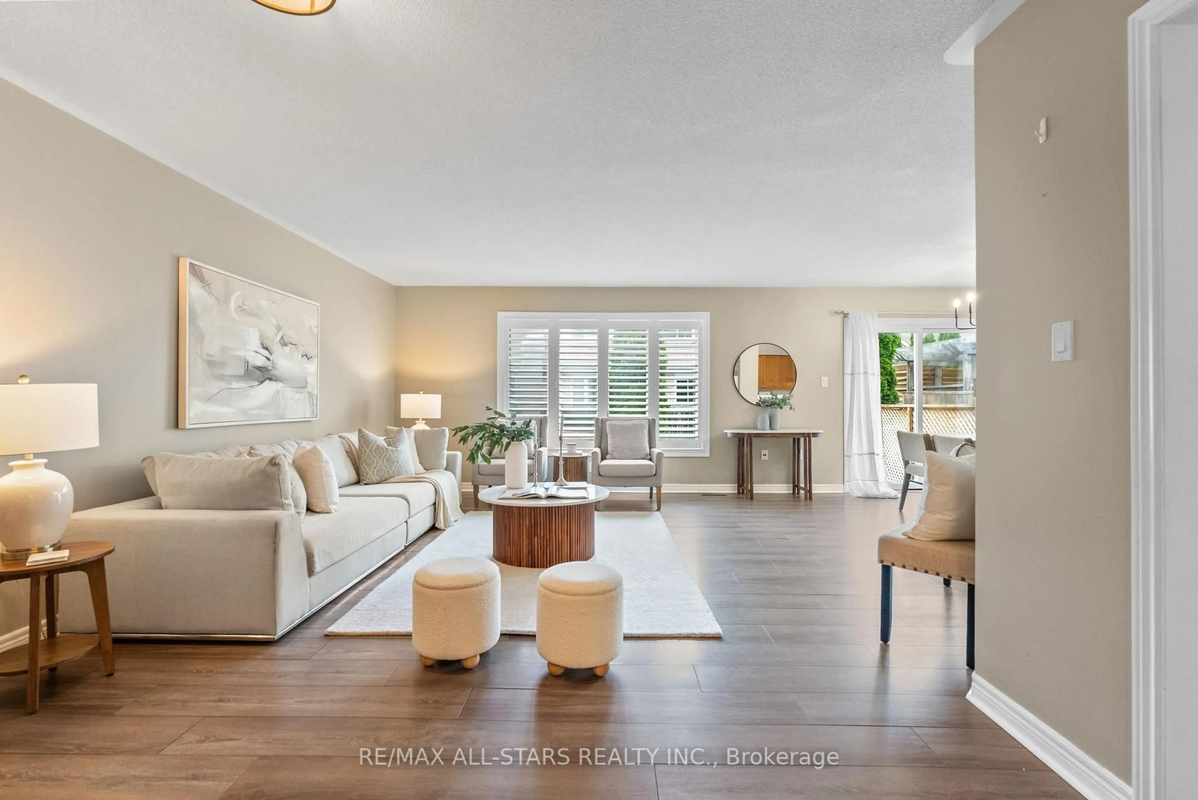 Living room with furniture, unknown for 69 Oakside Dr, Uxbridge Ontario L9P 2A6