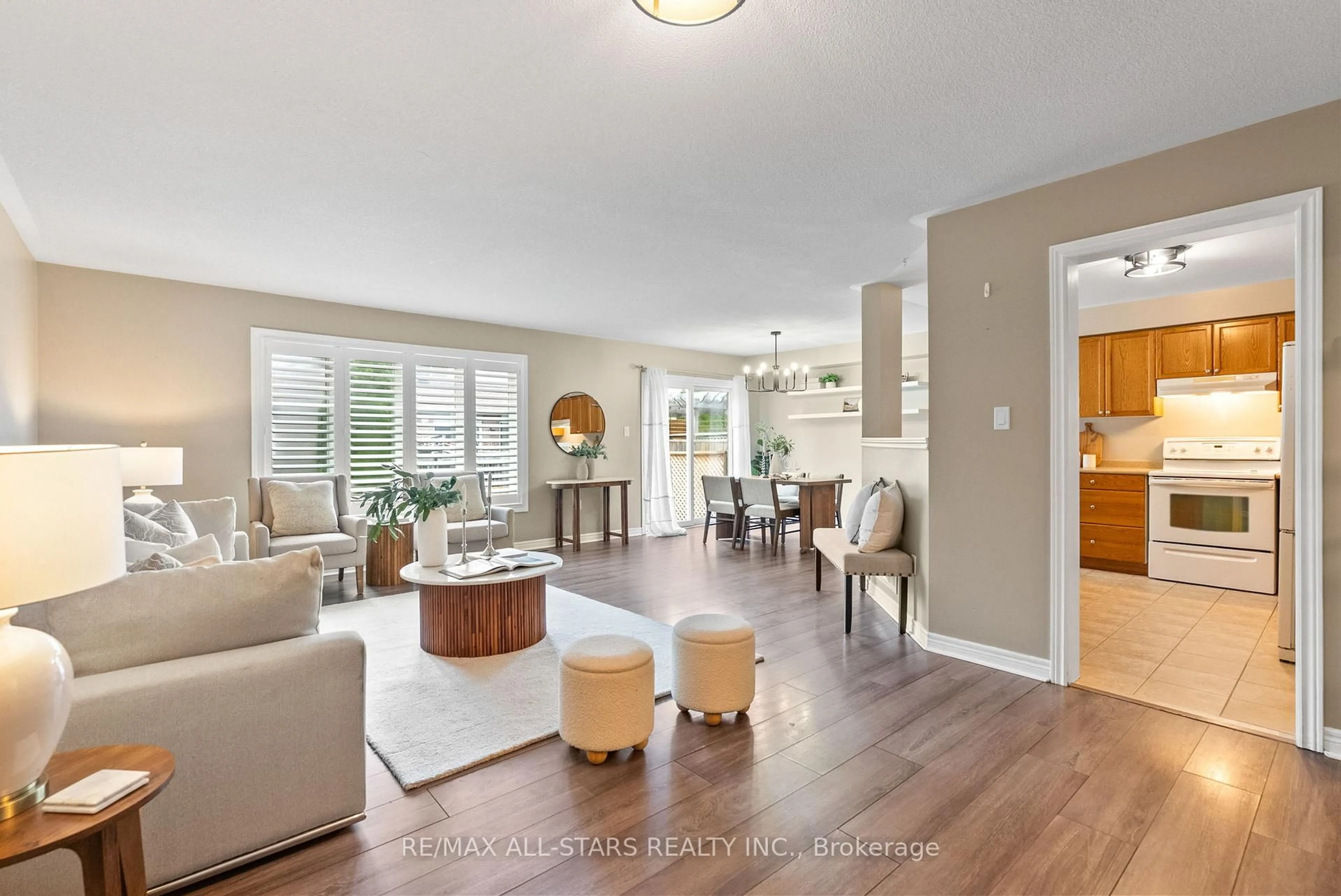 Living room with furniture, unknown for 69 Oakside Dr, Uxbridge Ontario L9P 2A6