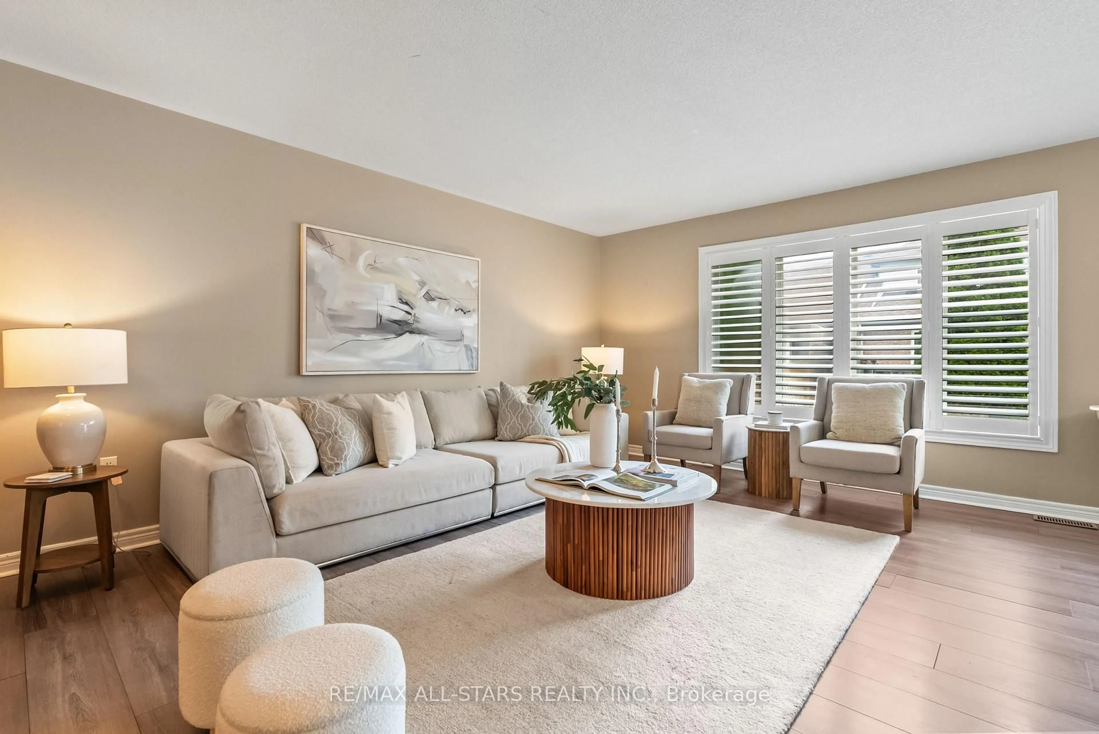 Living room with furniture, unknown for 69 Oakside Dr, Uxbridge Ontario L9P 2A6