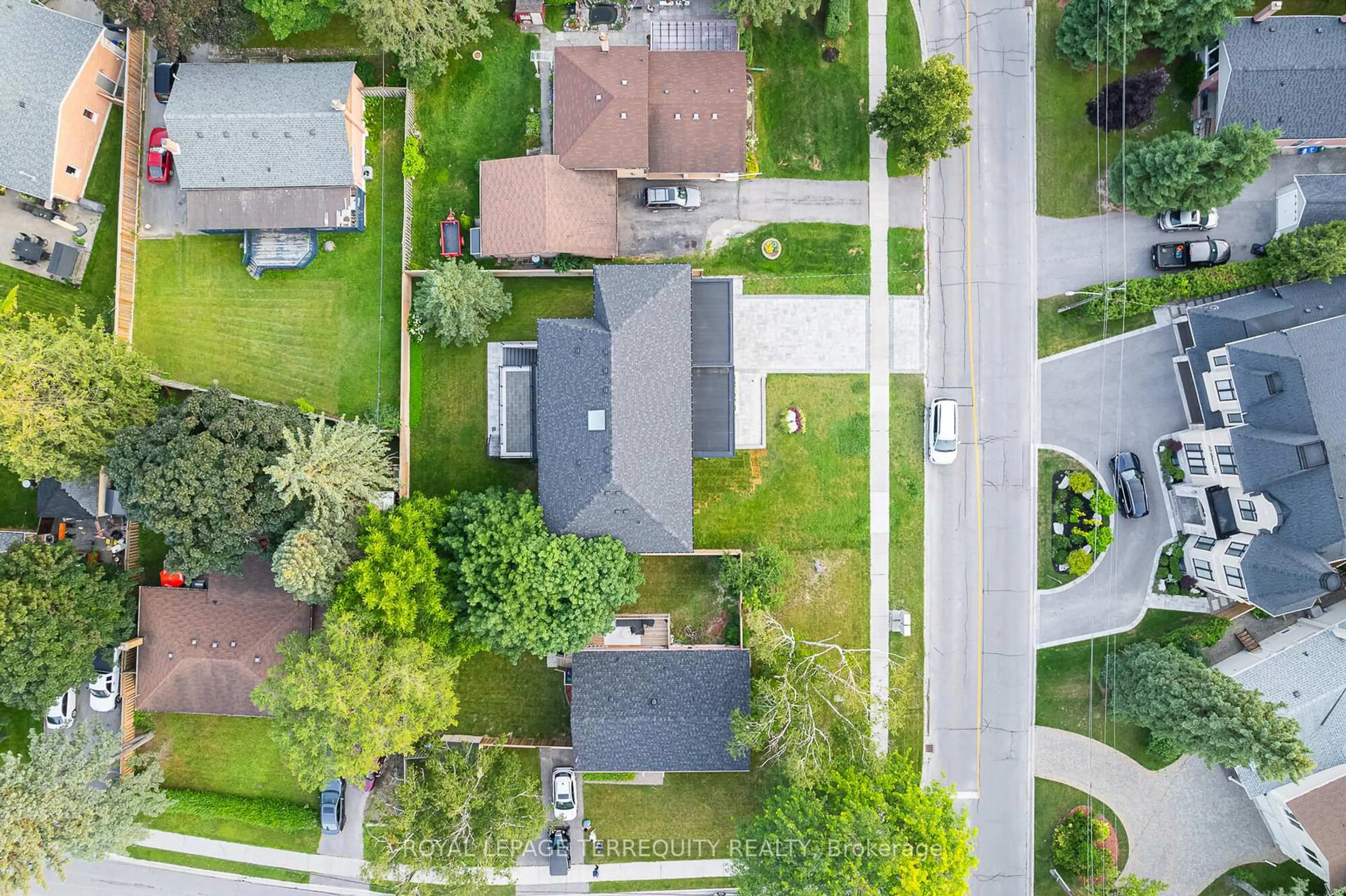 A pic from outside/outdoor area/front of a property/back of a property/a pic from drone, street for 45 Seaton Dr, Aurora Ontario L4G 2K2