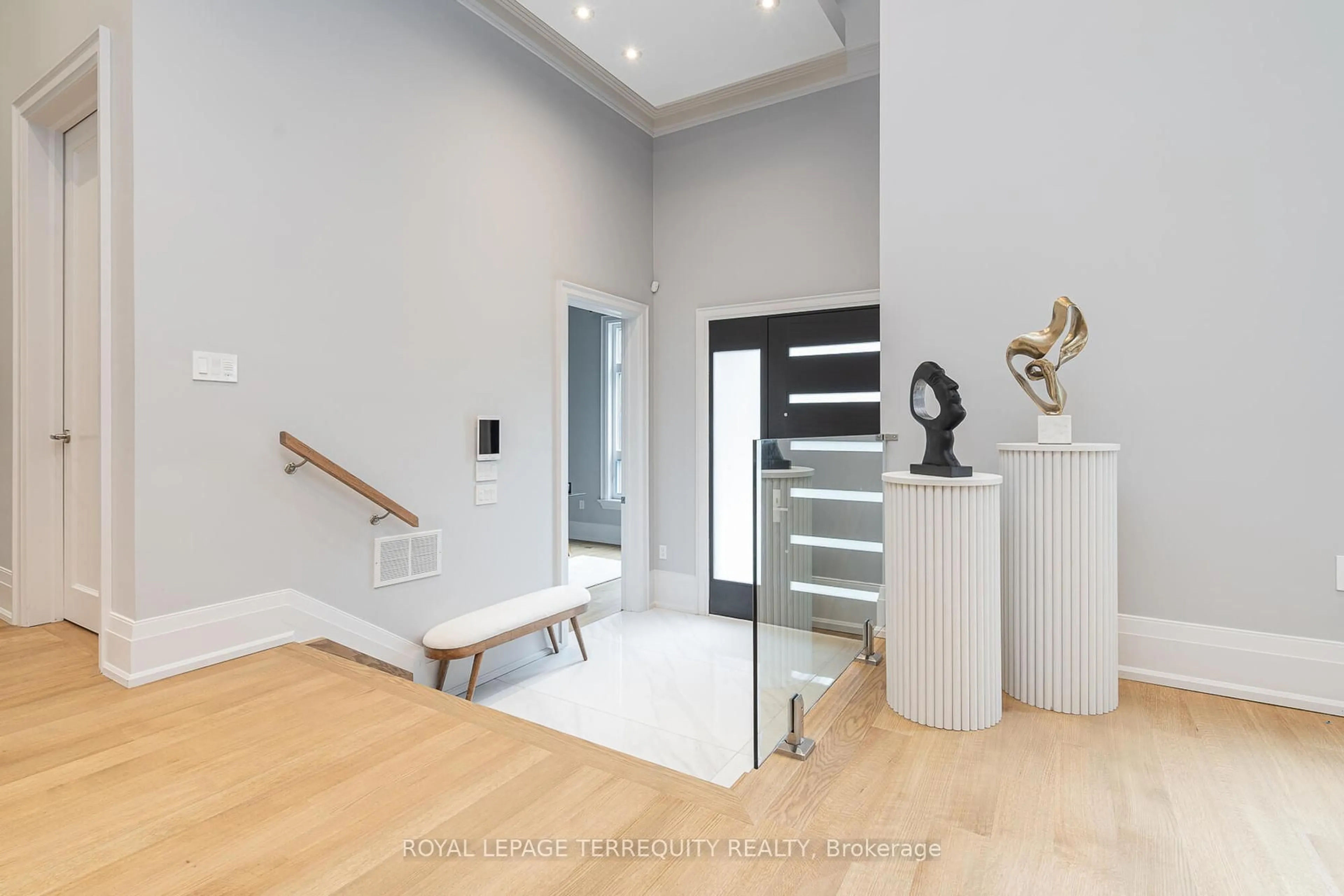 Indoor entryway for 45 Seaton Dr, Aurora Ontario L4G 2K2