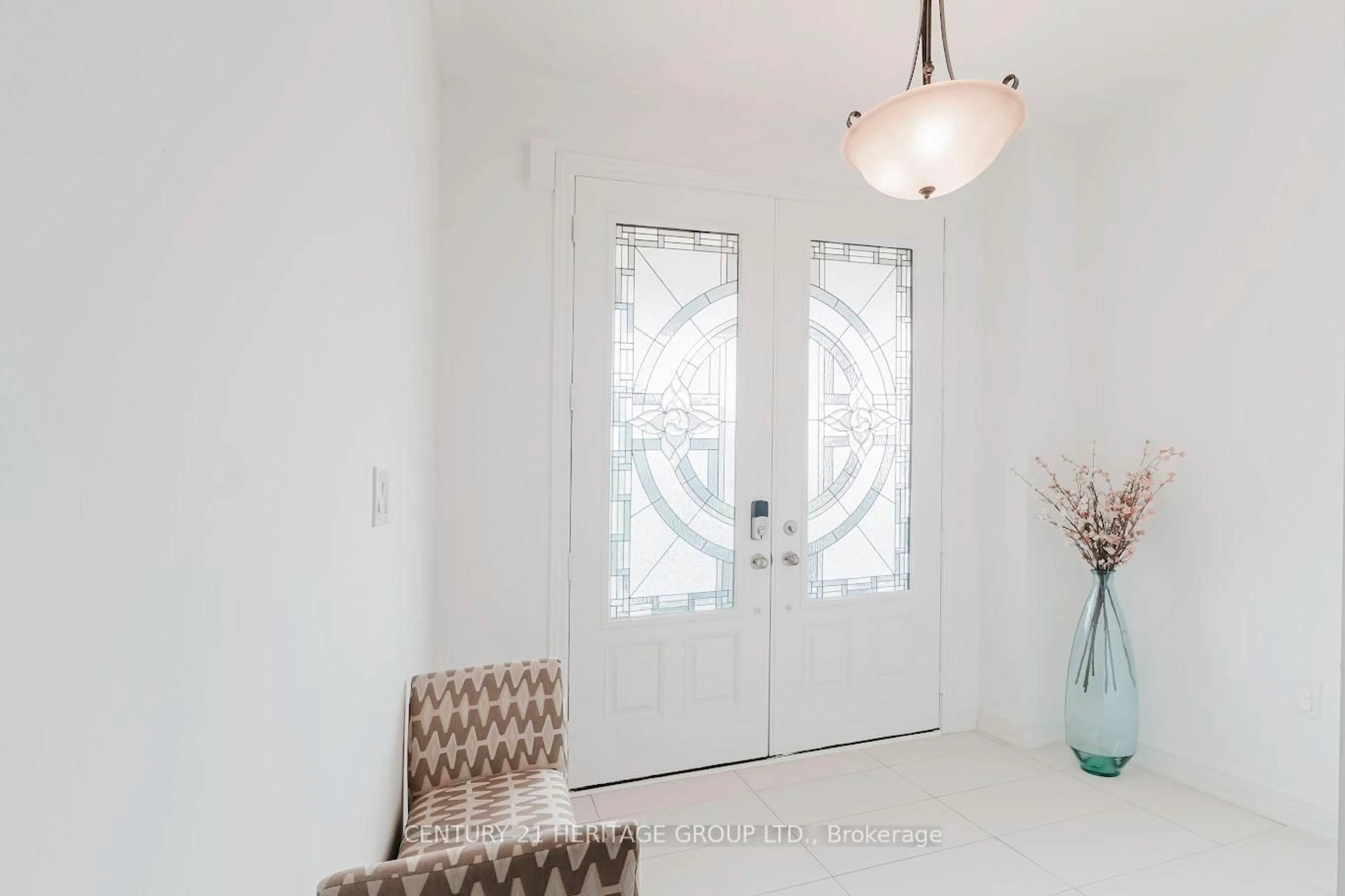 Indoor entryway for 717 Yarfield Cres, Newmarket Ontario L3X 1C5