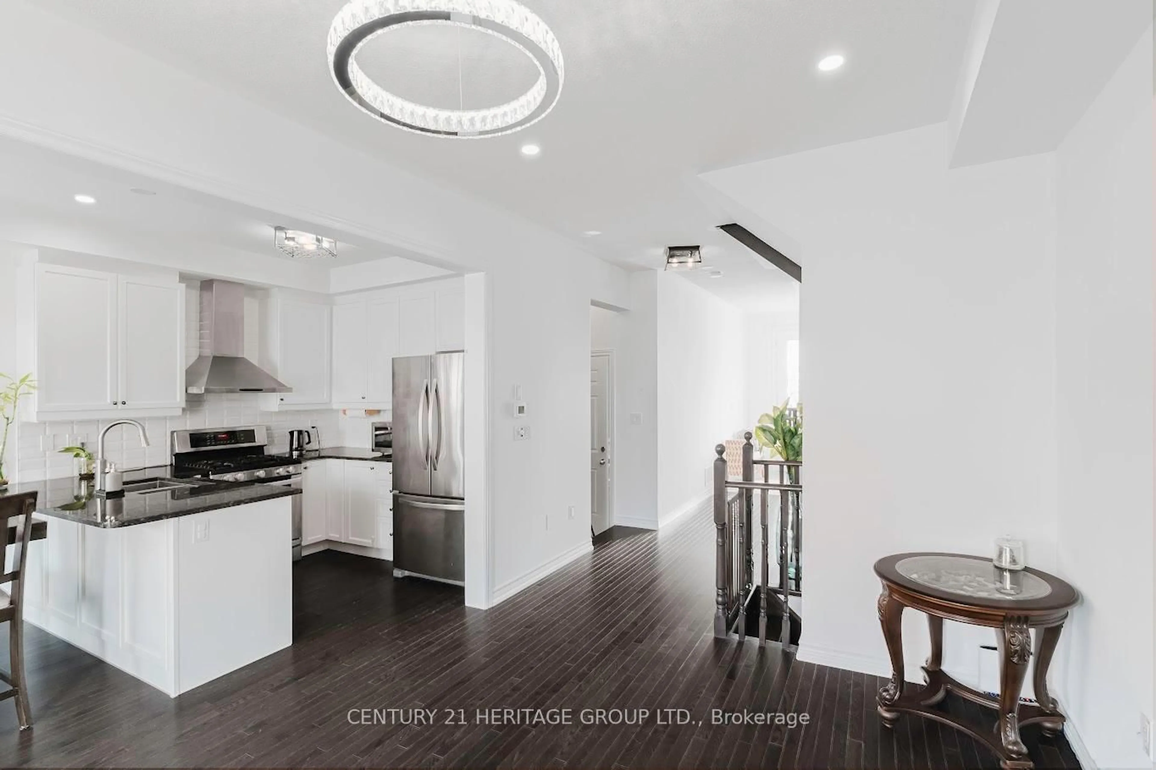 Open concept kitchen, unknown for 717 Yarfield Cres, Newmarket Ontario L3X 1C5
