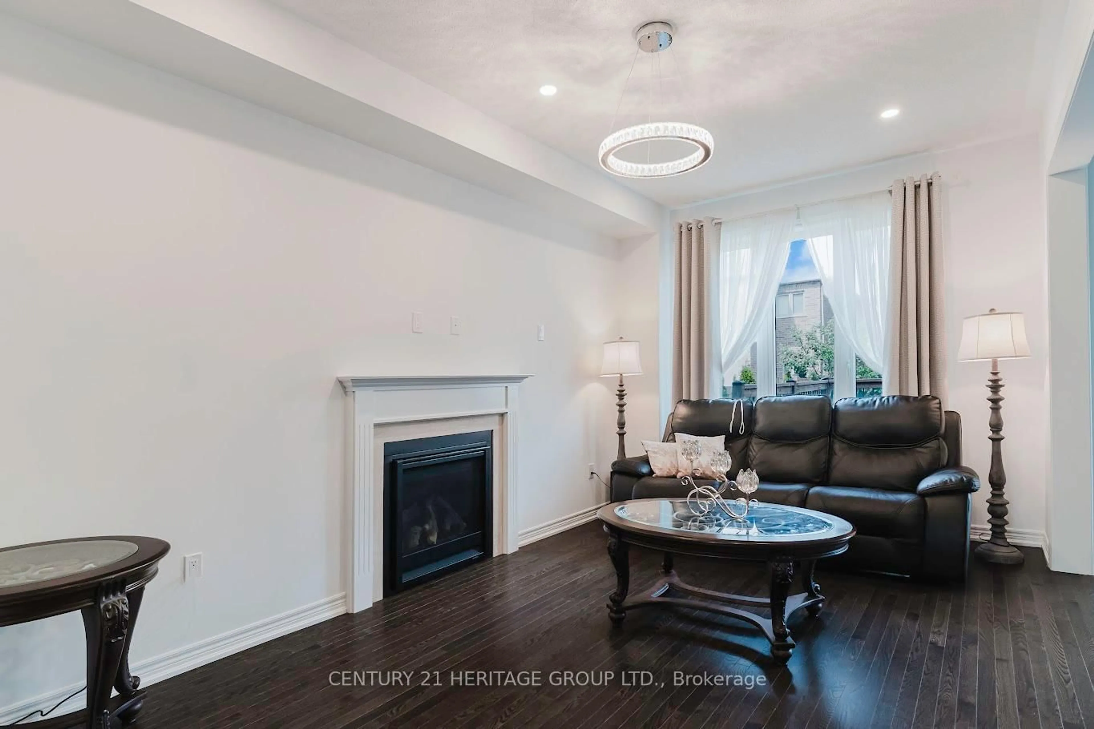 Living room with furniture, unknown for 717 Yarfield Cres, Newmarket Ontario L3X 1C5