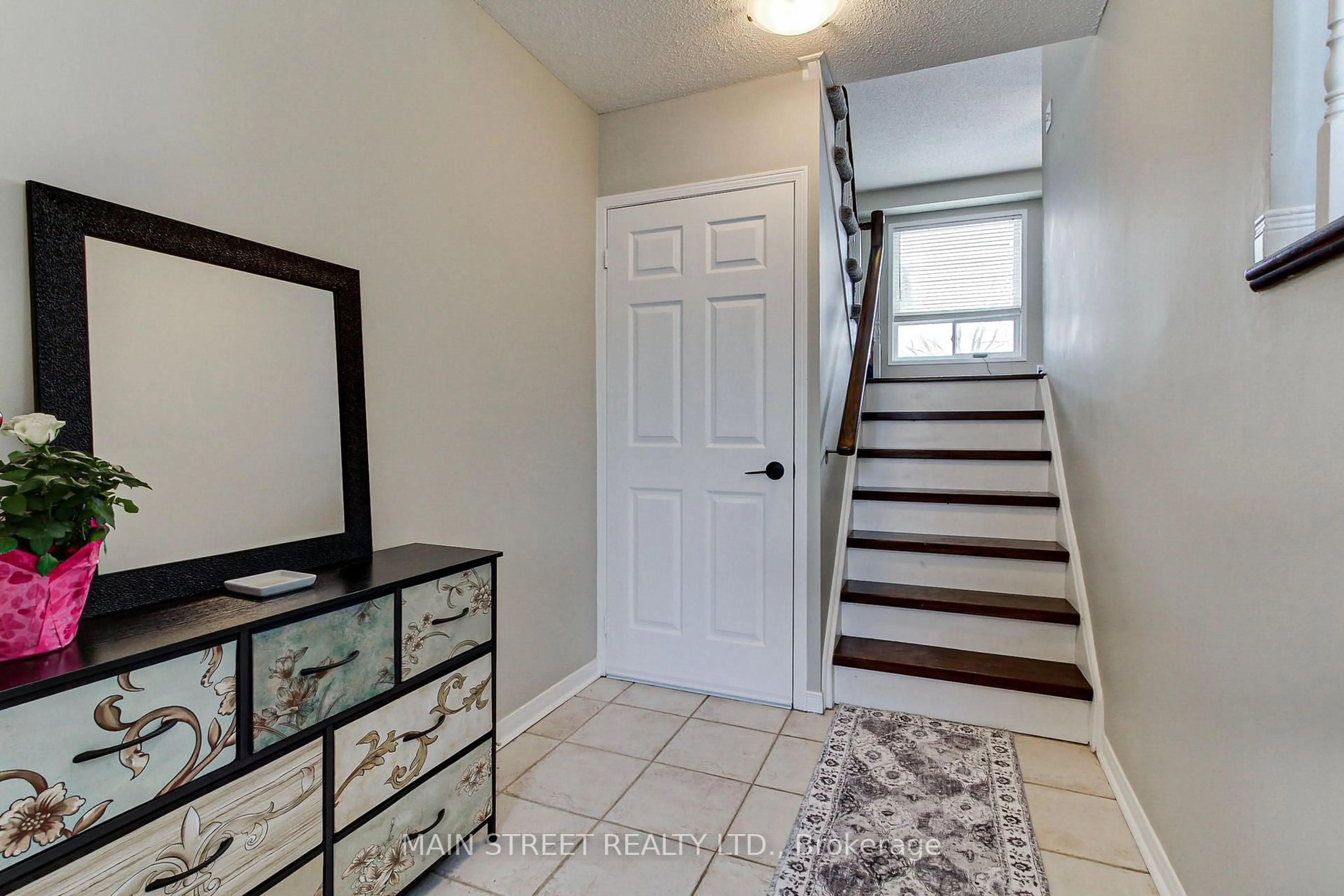 Indoor entryway for 75 Baywell Cres, Aurora Ontario L4G 7N4