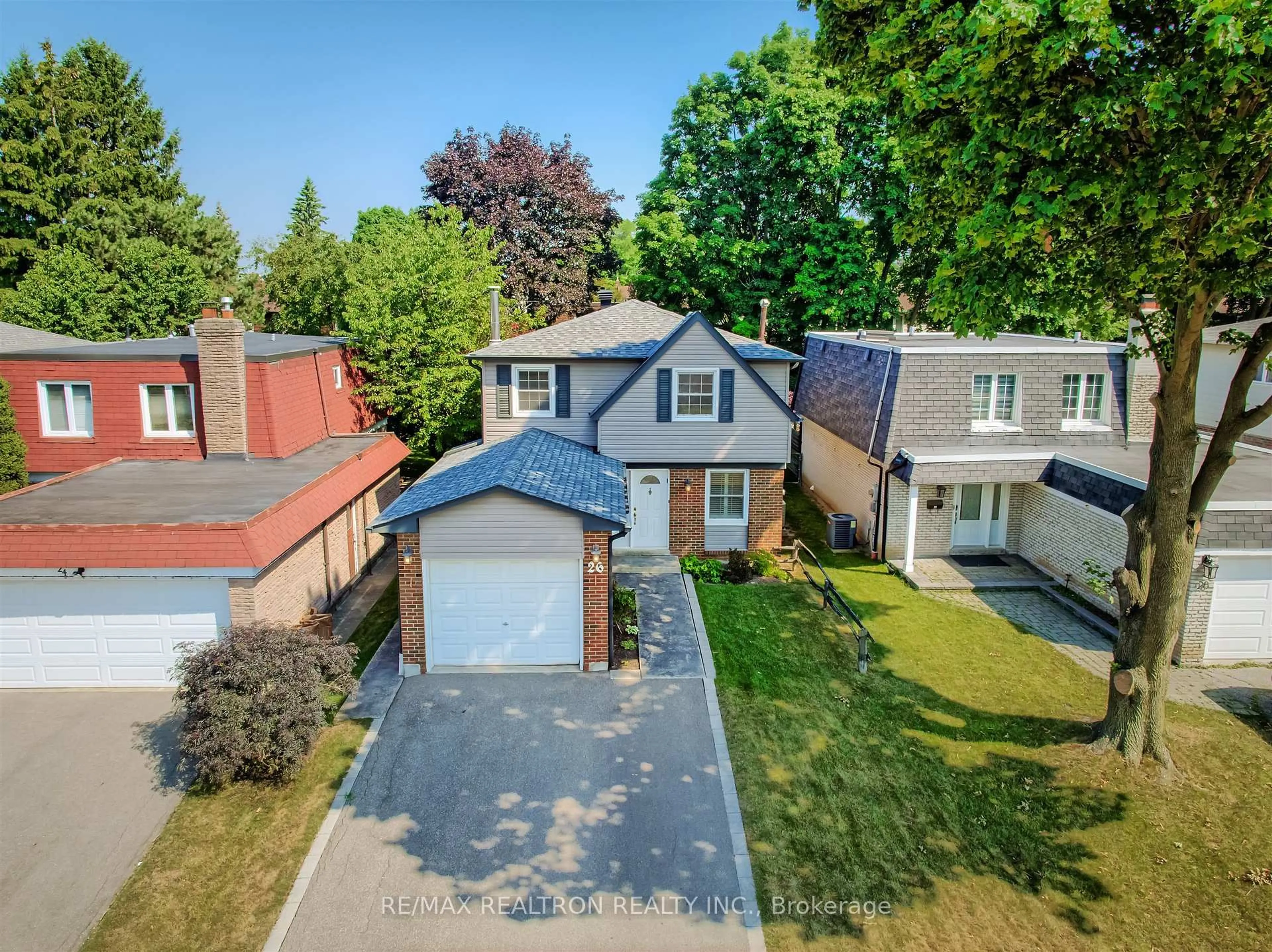 A pic from outside/outdoor area/front of a property/back of a property/a pic from drone, street for 26 Ravengloss Dr, Markham Ontario L3T 4C9