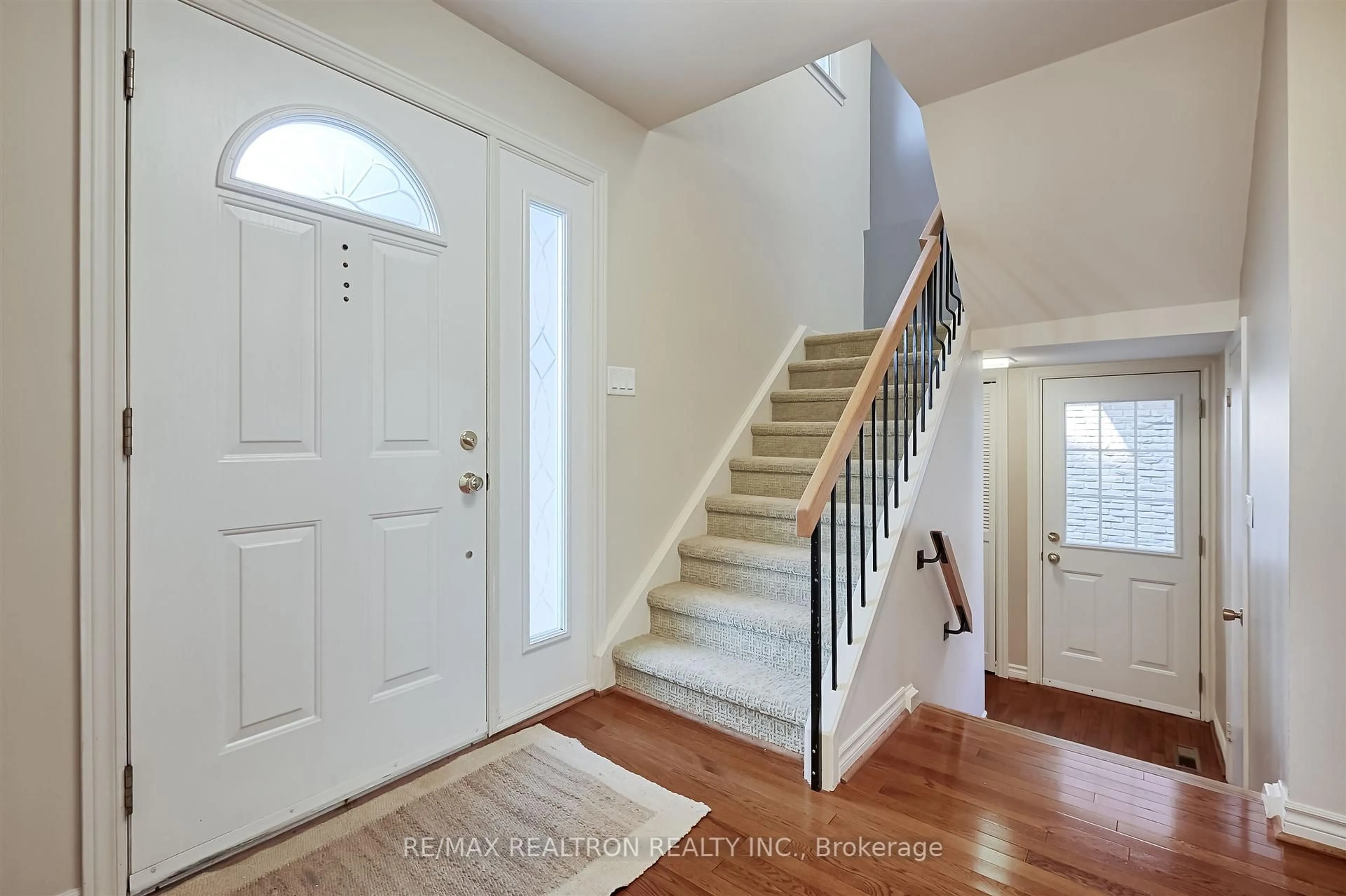 Indoor entryway for 26 Ravengloss Dr, Markham Ontario L3T 4C9