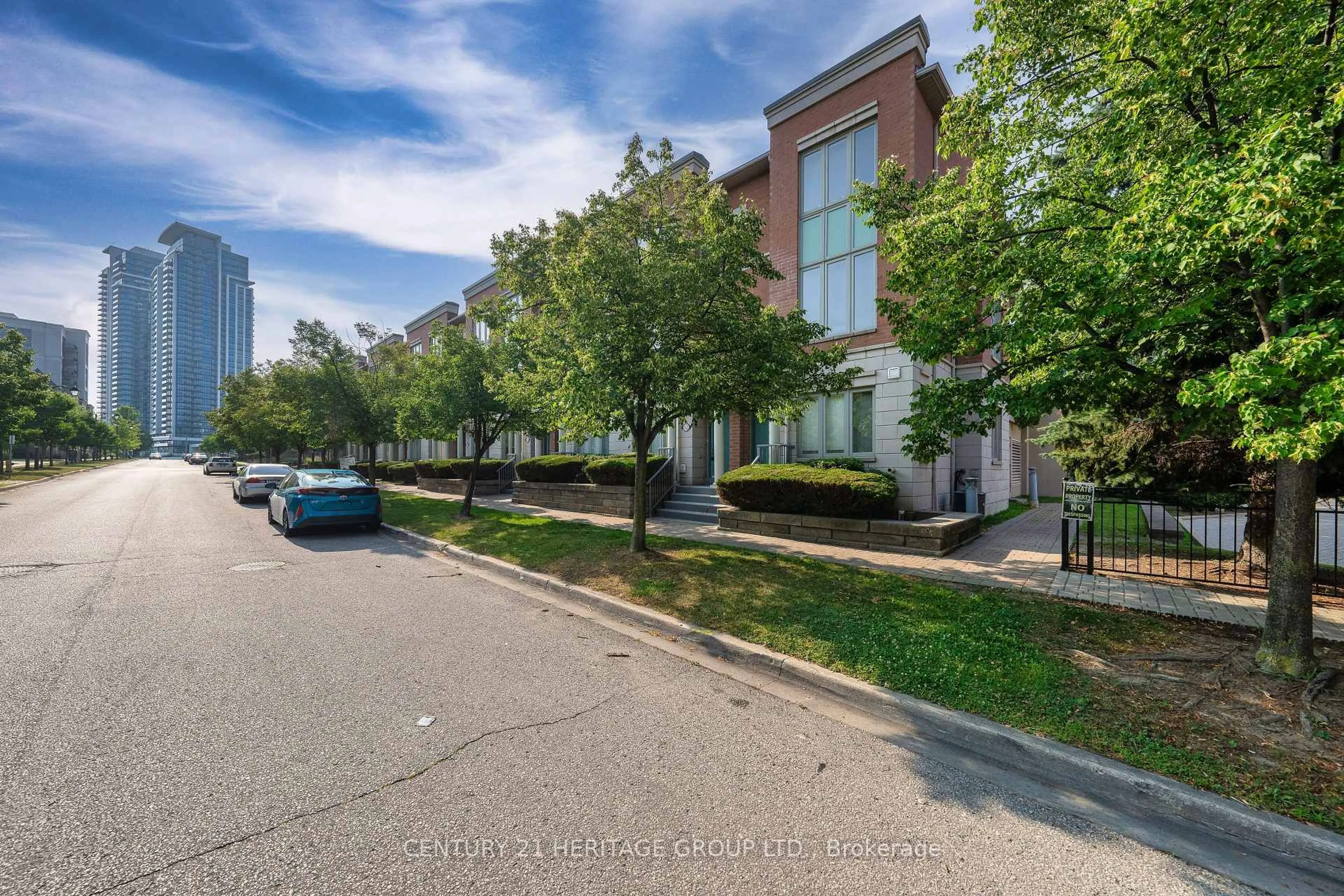 A pic from outside/outdoor area/front of a property/back of a property/a pic from drone, street for 82 Suncrest Blvd, Markham Ontario L3T 7Y1