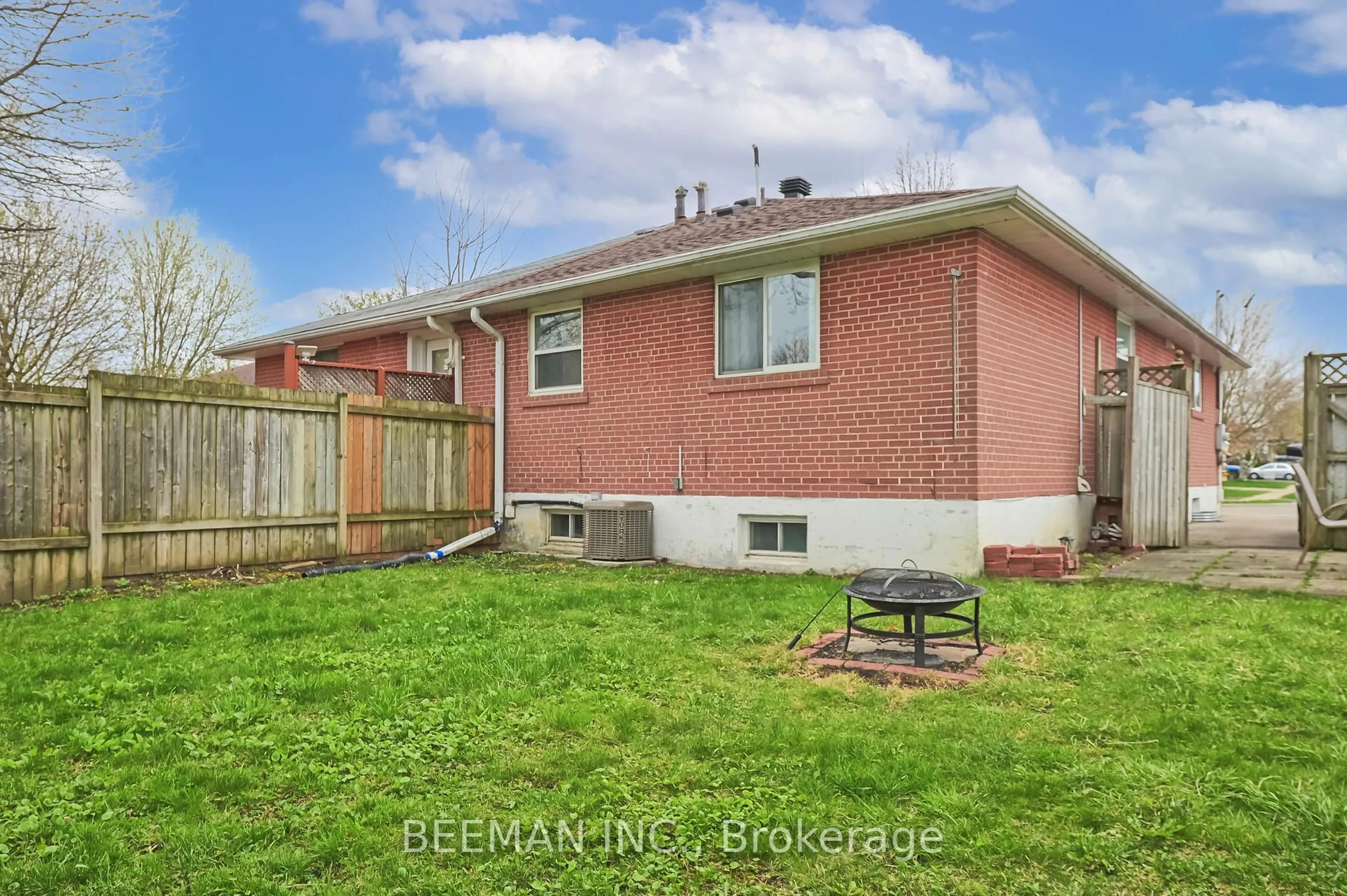 Patio, street for 277 Silverbirch Dr, Newmarket Ontario L3Y 2Z6