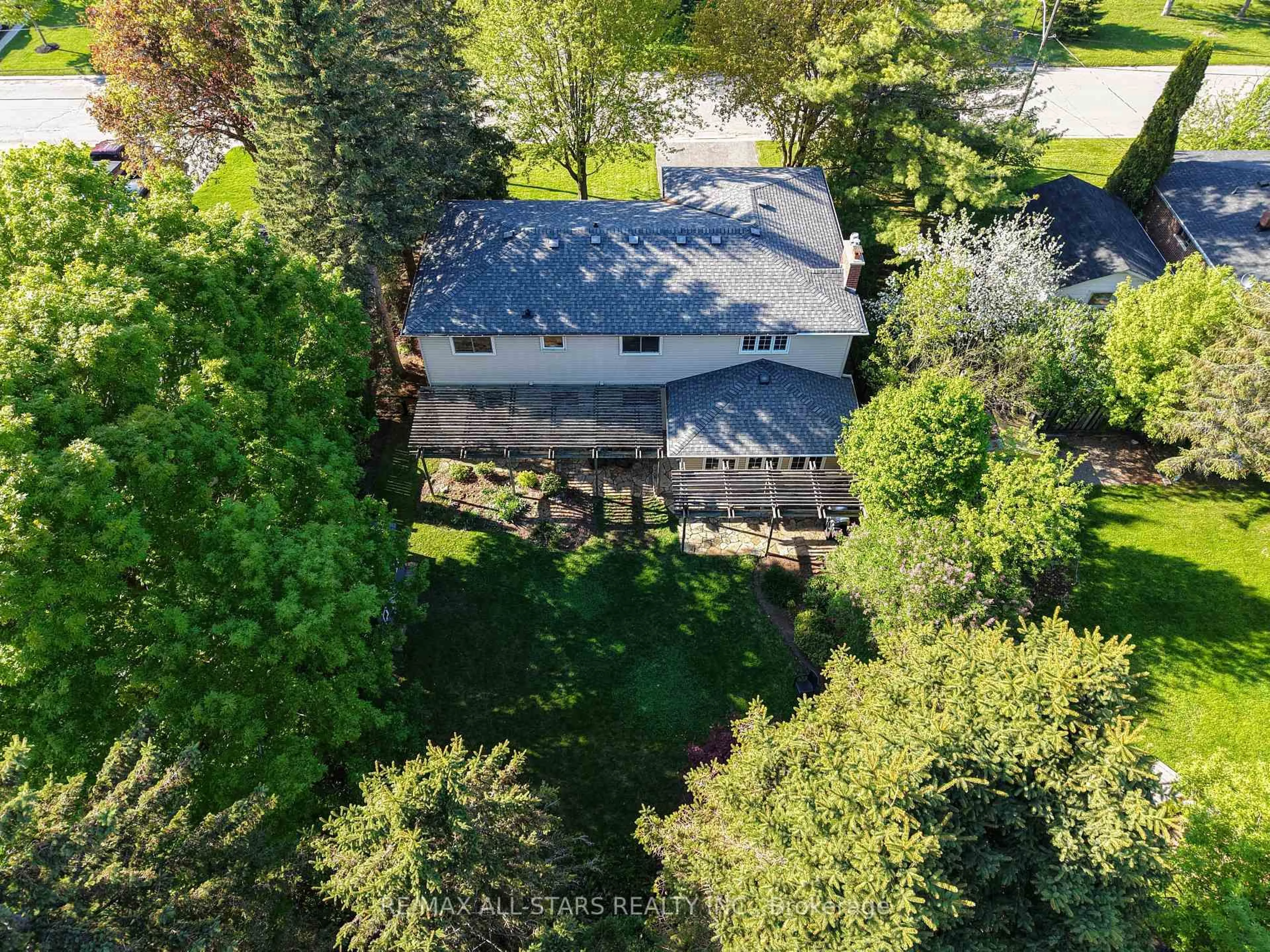 A pic from outside/outdoor area/front of a property/back of a property/a pic from drone, forest/trees view for 6 Wilson St, Uxbridge Ontario L9P 1H8