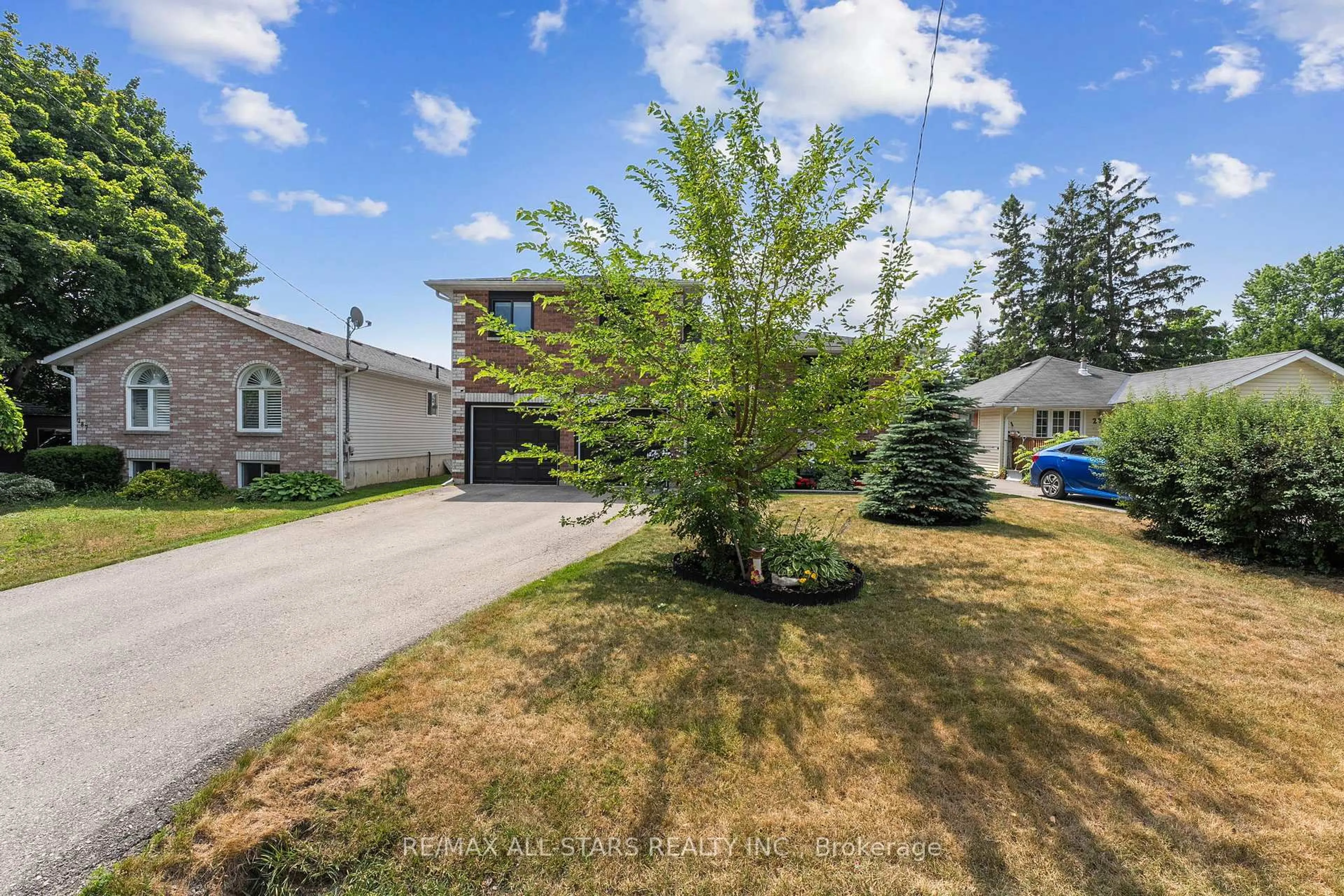 A pic from outside/outdoor area/front of a property/back of a property/a pic from drone, street for 289 Miami Dr, Georgina Ontario L4P 2Z5