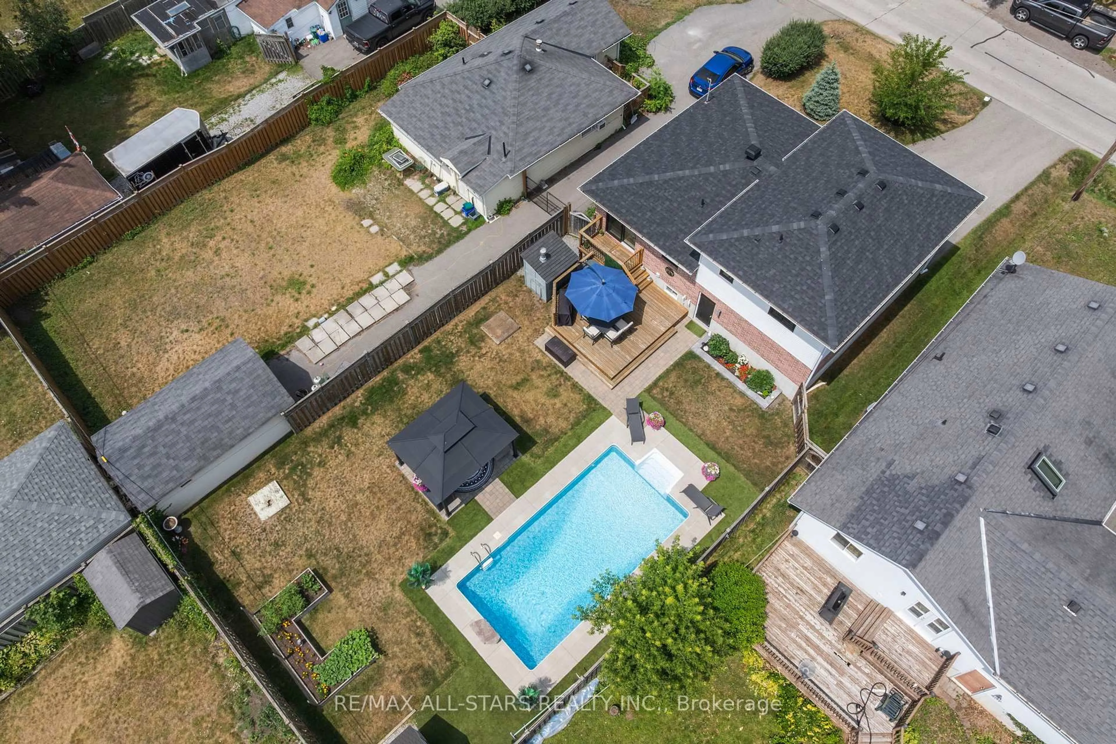 A pic from outside/outdoor area/front of a property/back of a property/a pic from drone, street for 289 Miami Dr, Georgina Ontario L4P 2Z5