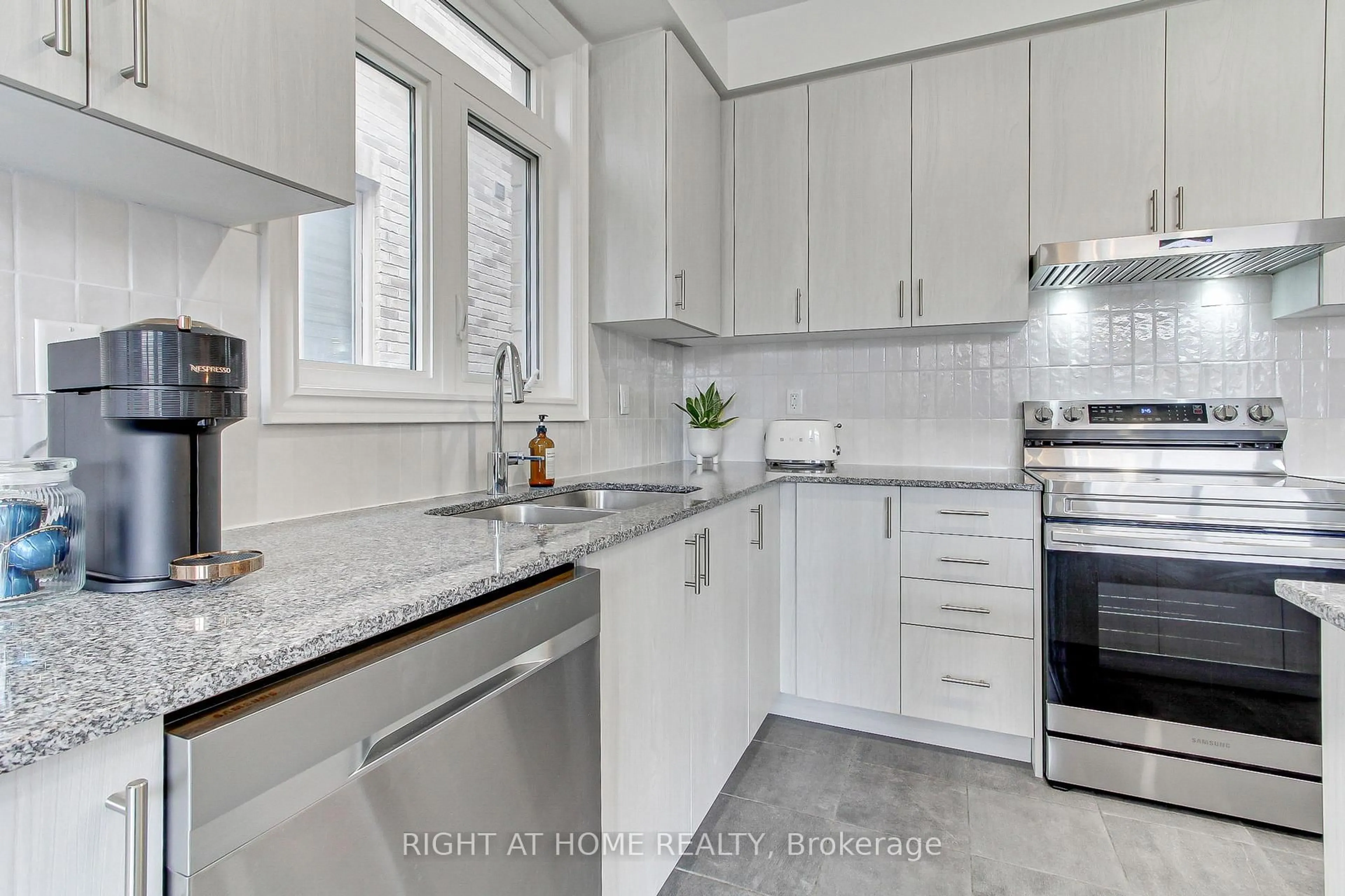 Standard kitchen, ceramic/tile floor for 29 Pear Blossom Way, East Gwillimbury Ontario L9N 0T3