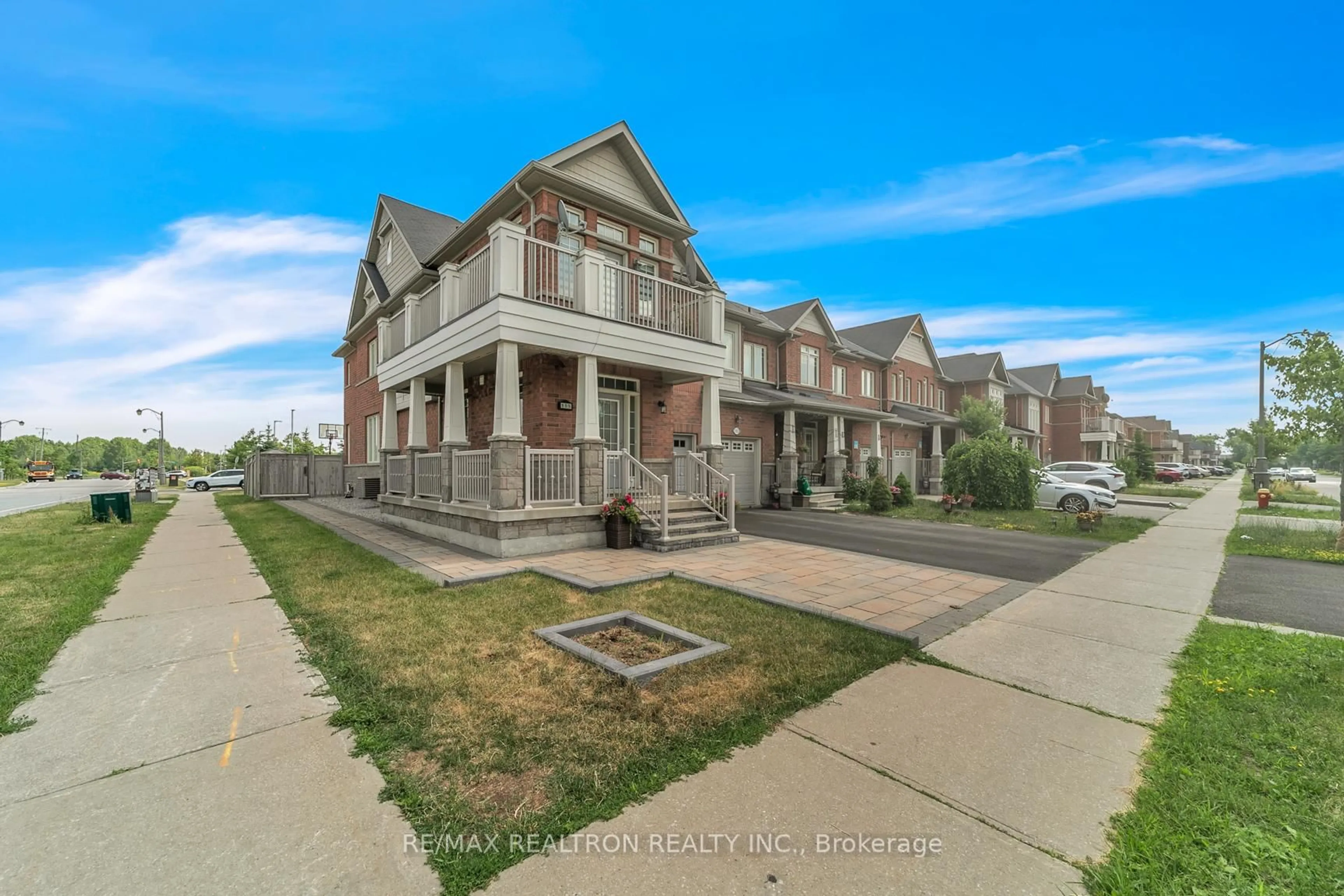 A pic from outside/outdoor area/front of a property/back of a property/a pic from drone, street for 155 Windrow St, Richmond Hill Ontario L4E 0Y2