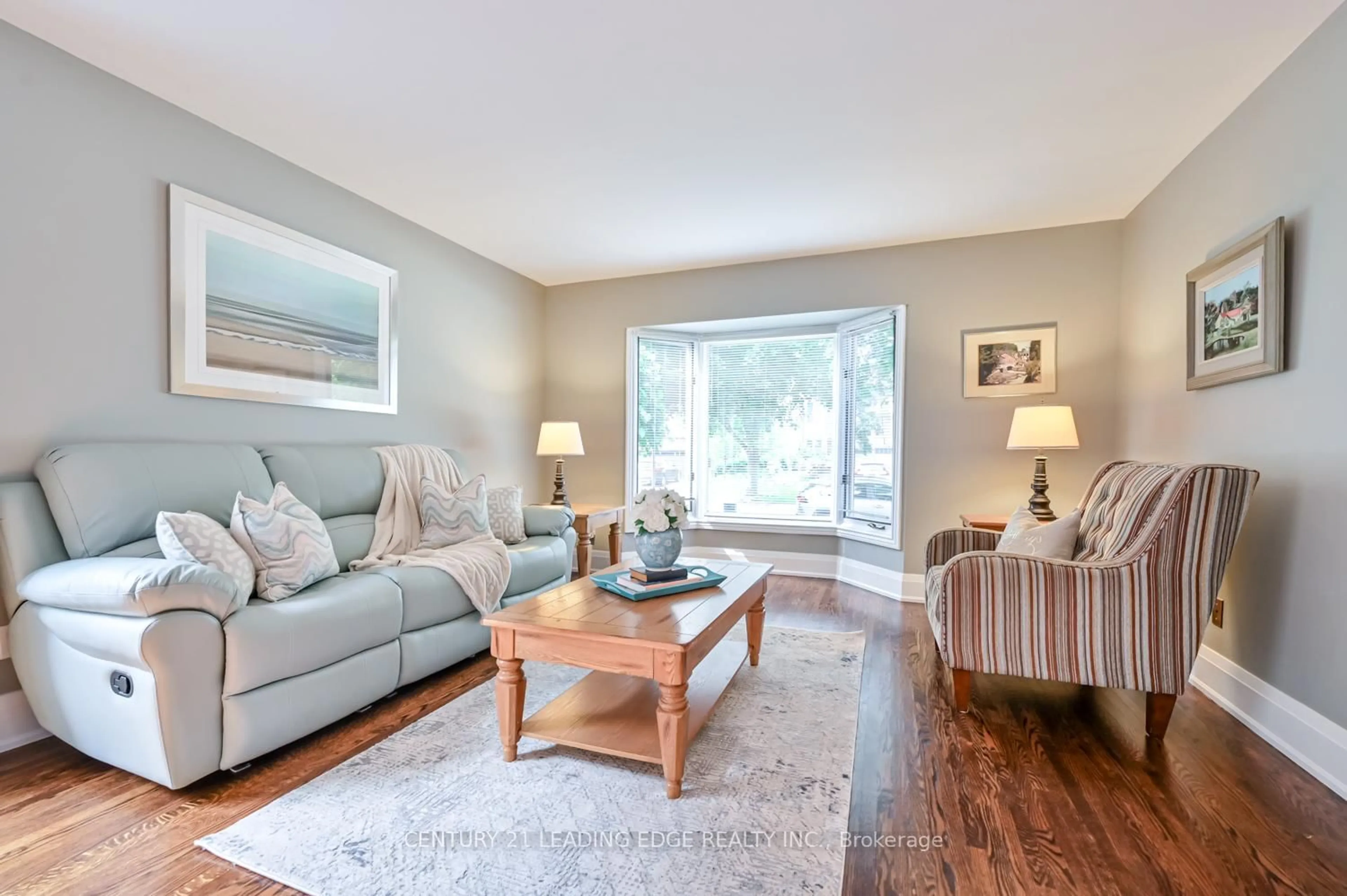 Living room with furniture, wood/laminate floor for 131 Reeve Dr, Markham Ontario L3P 6C8
