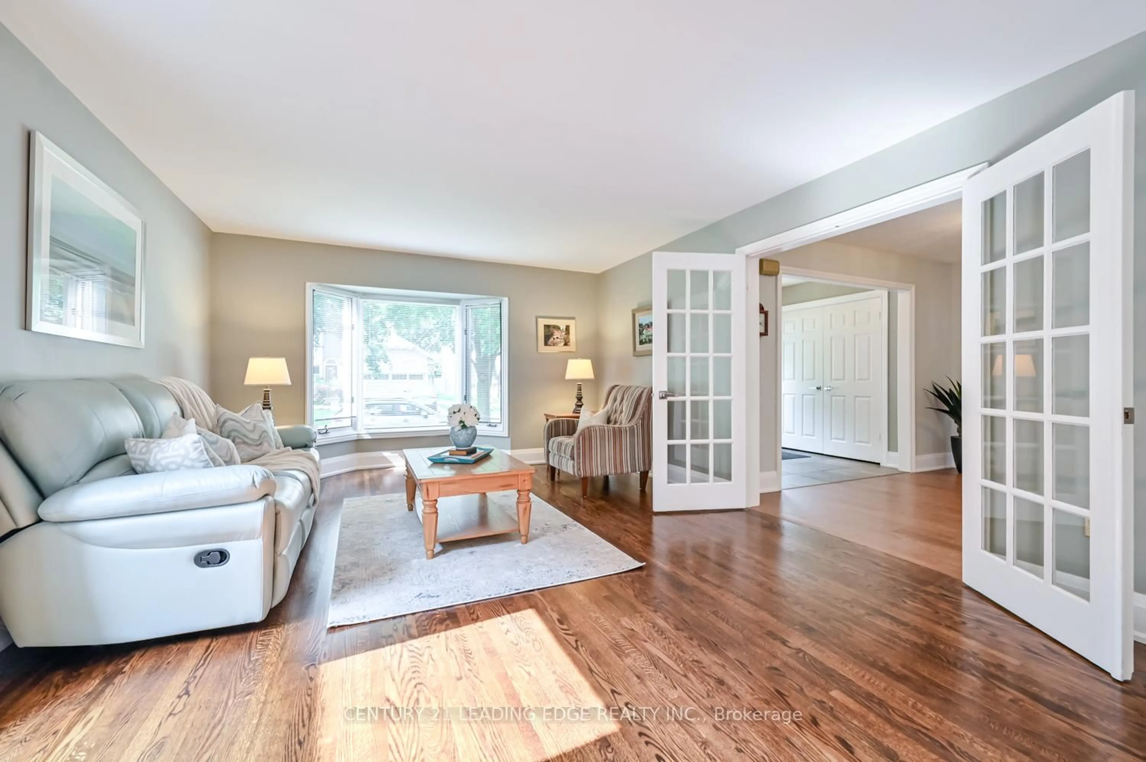 Living room with furniture, wood/laminate floor for 131 Reeve Dr, Markham Ontario L3P 6C8