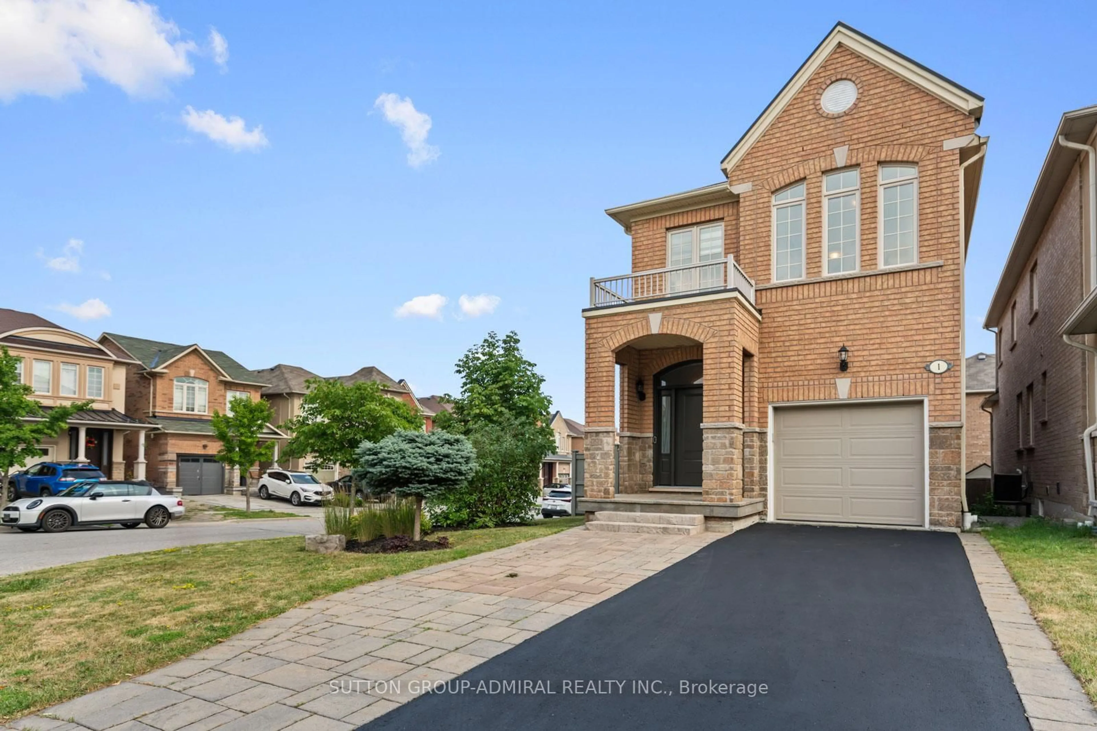 A pic from outside/outdoor area/front of a property/back of a property/a pic from drone, street for 1 Robert Green Cres, Vaughan Ontario L6A 0V6