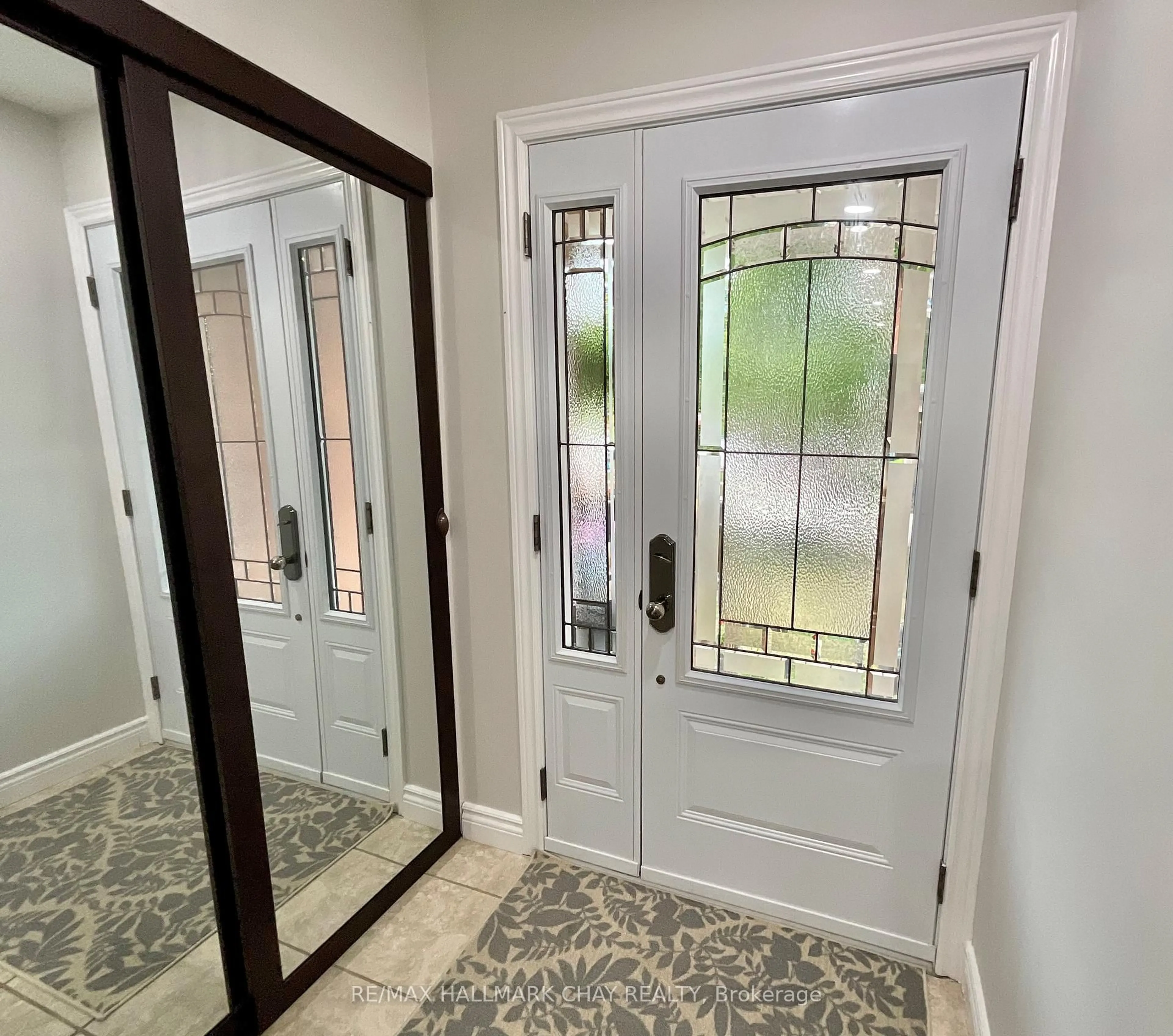 Indoor entryway for 92 Potter Cres, New Tecumseth Ontario L0G 1W0