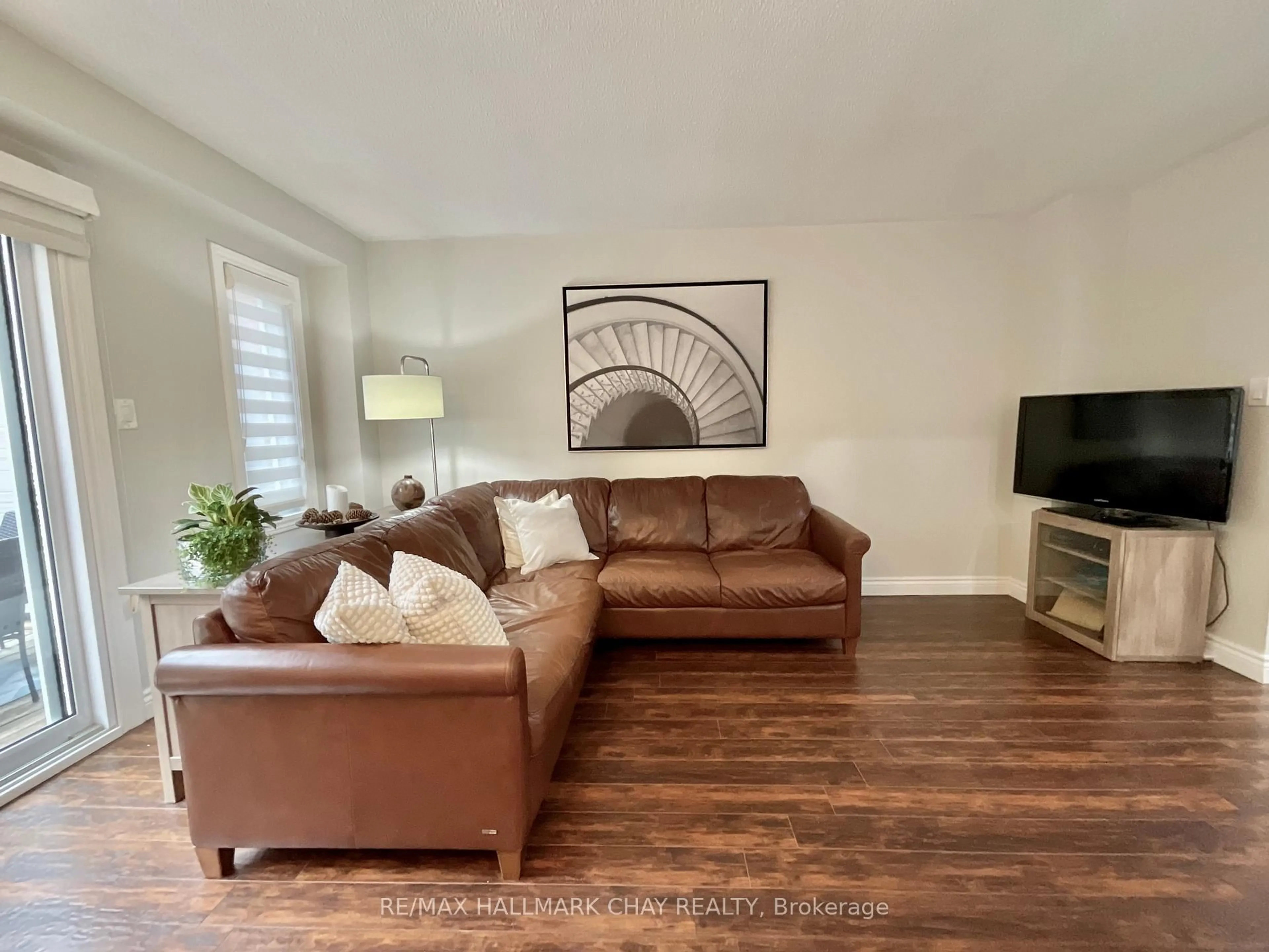 Living room with furniture, wood/laminate floor for 92 Potter Cres, New Tecumseth Ontario L0G 1W0