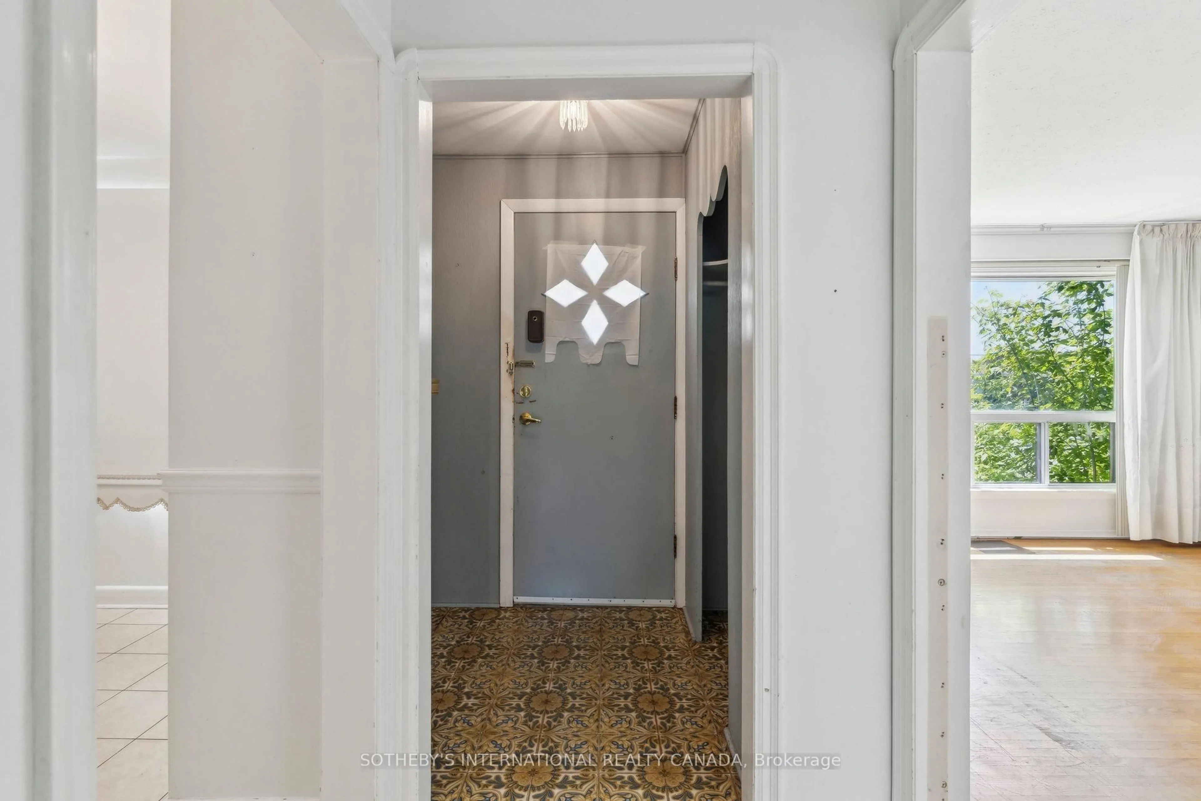 Indoor foyer for 104 Crestwood Rd, Vaughan Ontario L4J 1A6