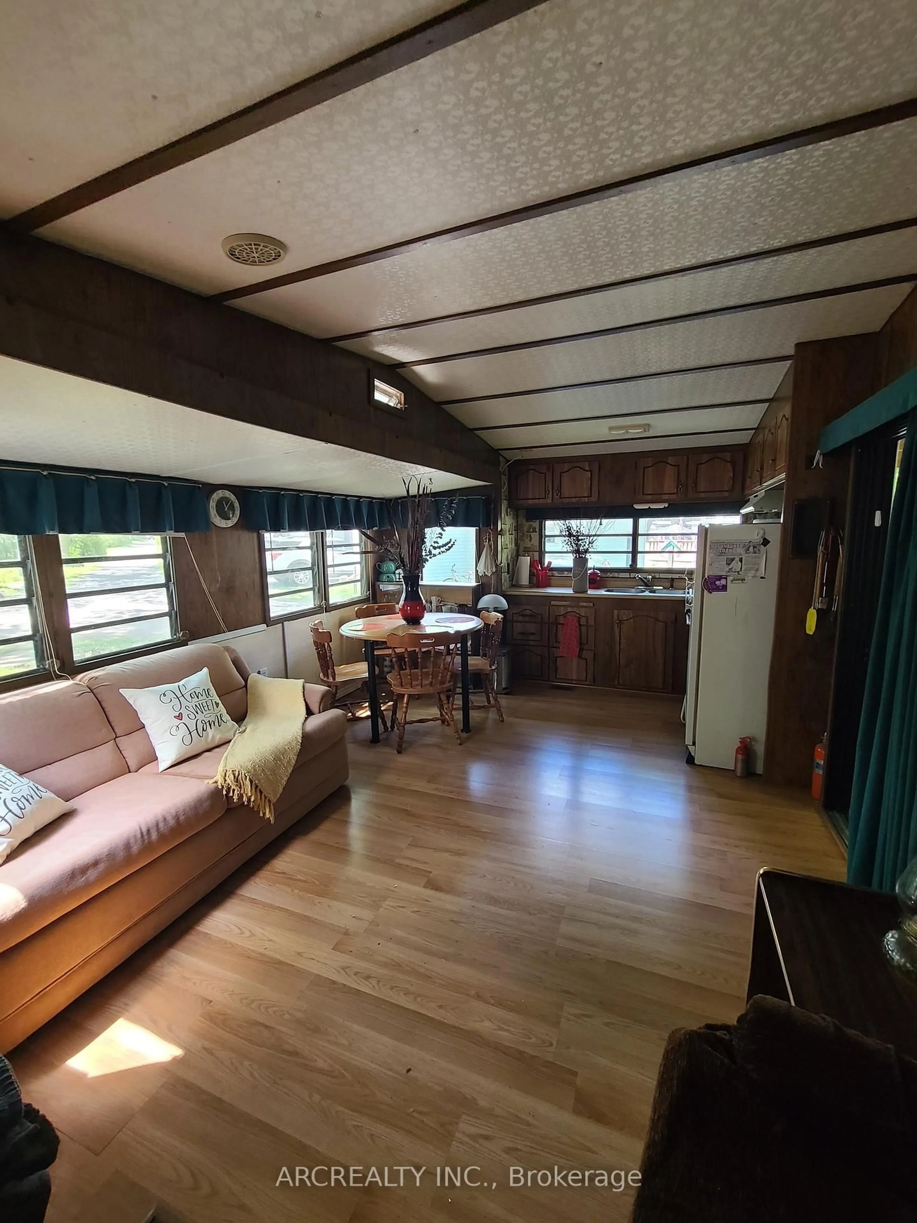 A pic of a room for 105 Horseshoe Circ, Georgina Ontario L0E 1N0