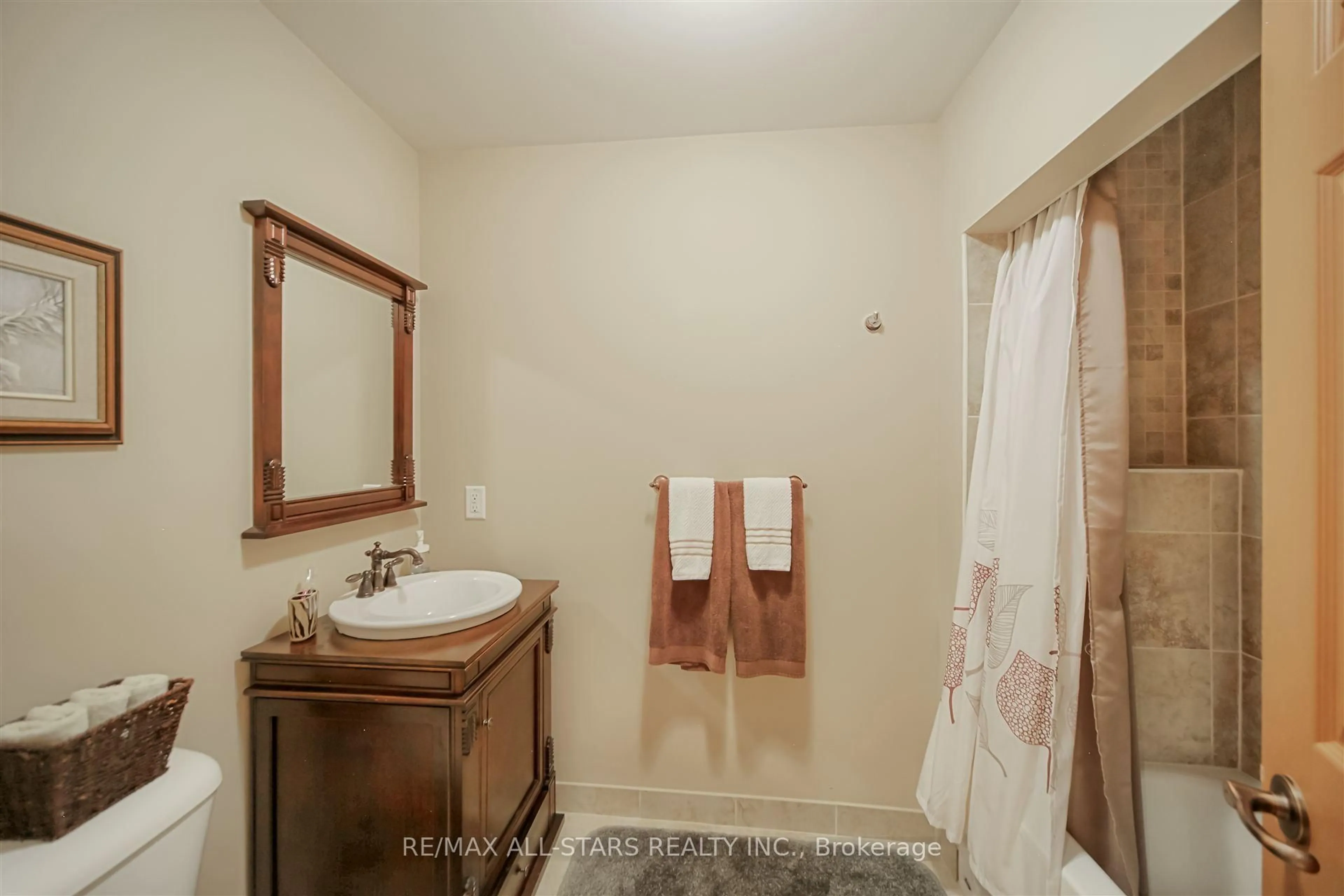 Standard bathroom, ceramic/tile floor for 19 Bristol Sands Cres, Uxbridge Ontario L4A 7X4