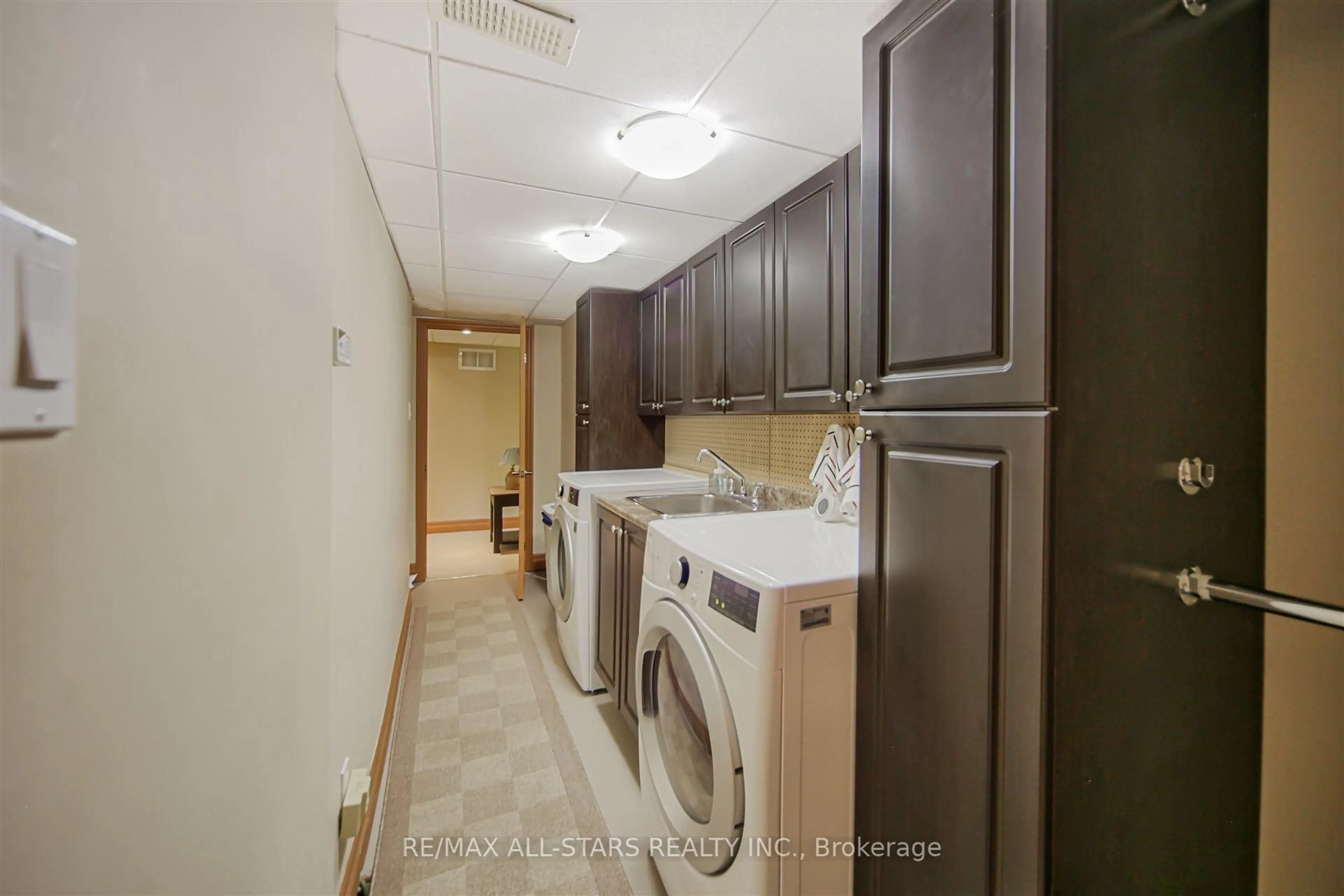 Laundry room for 19 Bristol Sands Cres, Uxbridge Ontario L4A 7X4