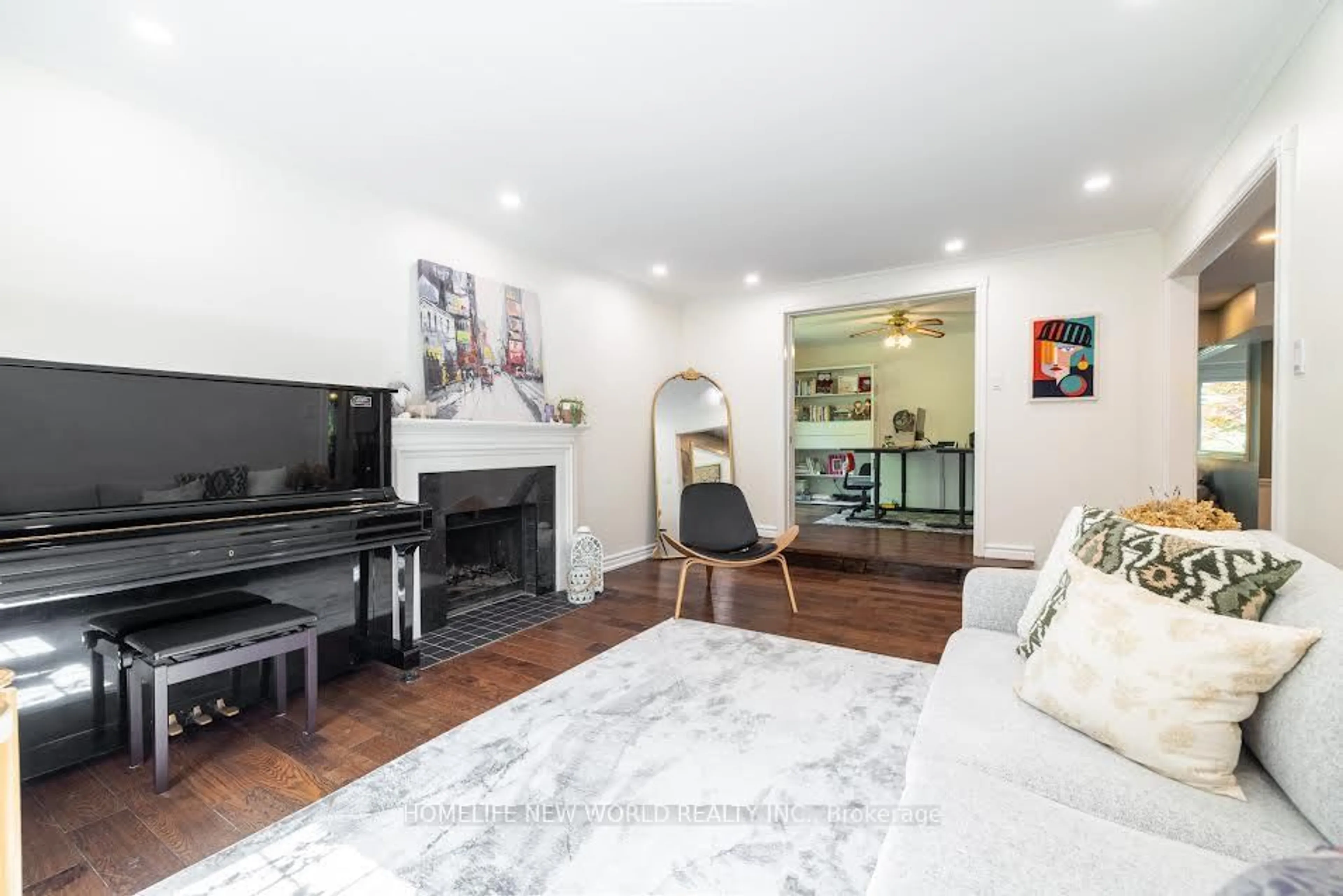 Living room with furniture, unknown for 36 Whitfield Crt, Aurora Ontario L4G 5L7