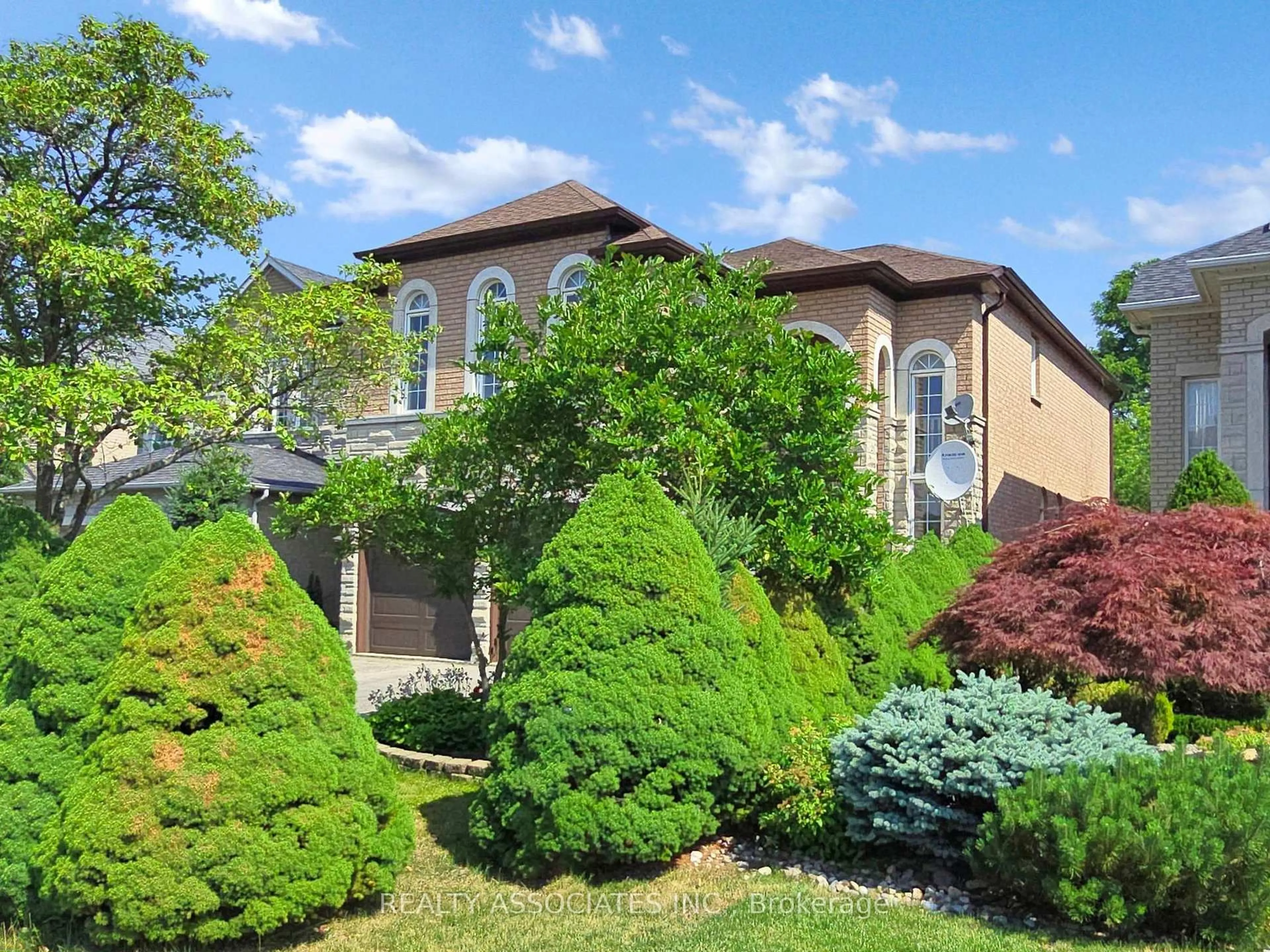 Home with brick exterior material, street for 2 Lord Nelson Crt, Richmond Hill Ontario L4S 1Y1