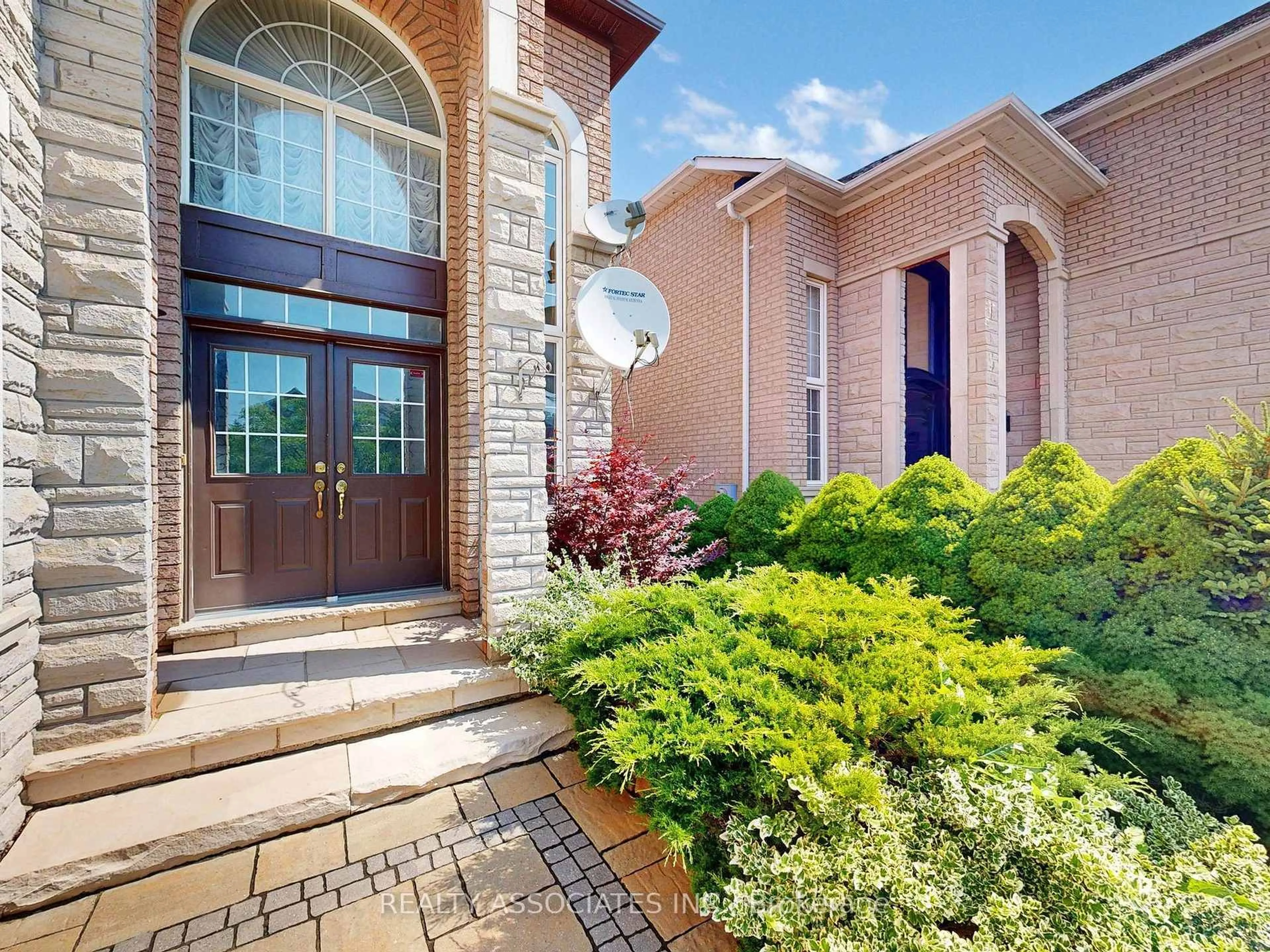 Home with brick exterior material, street for 2 Lord Nelson Crt, Richmond Hill Ontario L4S 1Y1