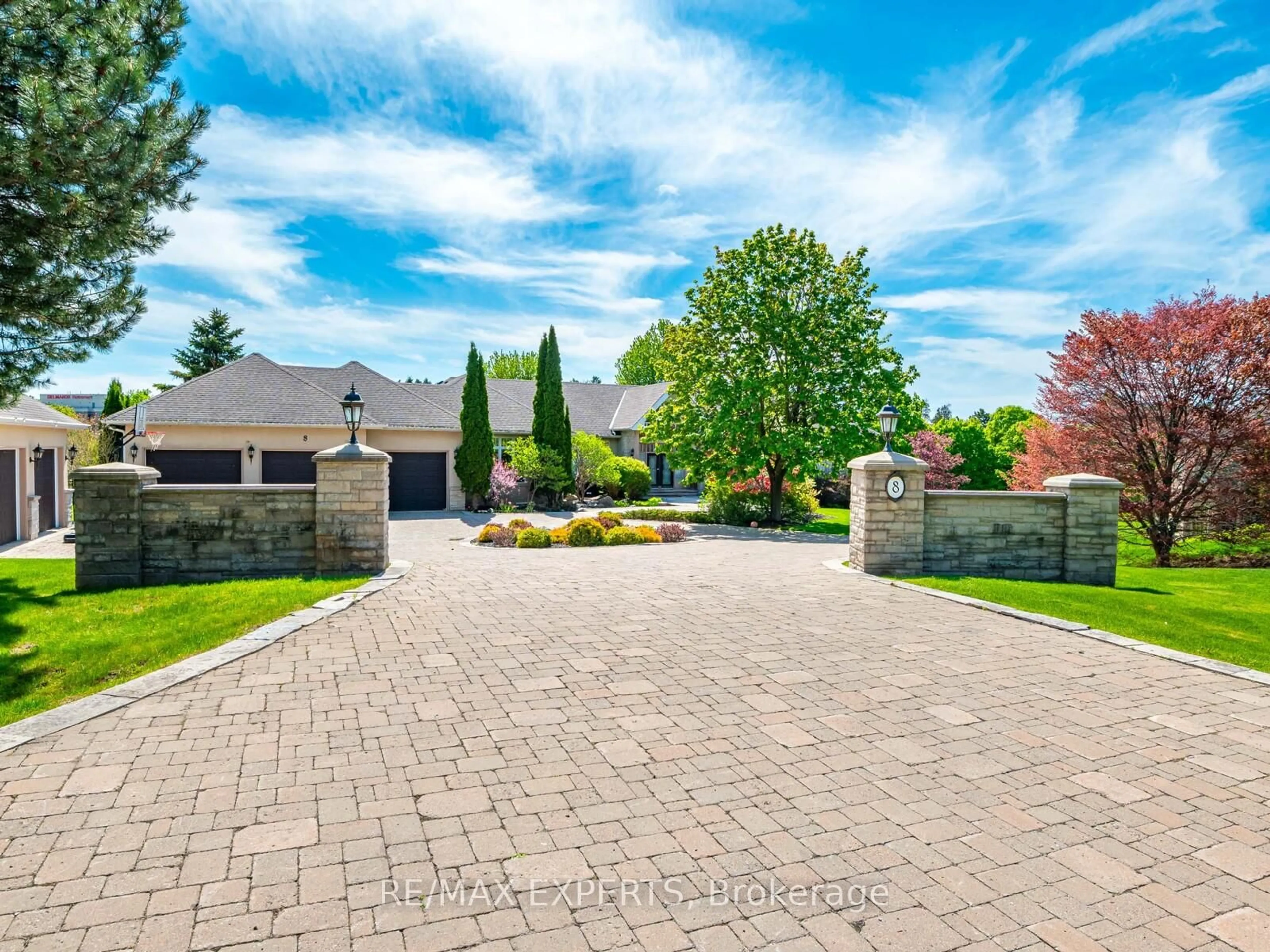 A pic from outside/outdoor area/front of a property/back of a property/a pic from drone, street for 8 Alm Crt, Aurora Ontario L4G 6W7