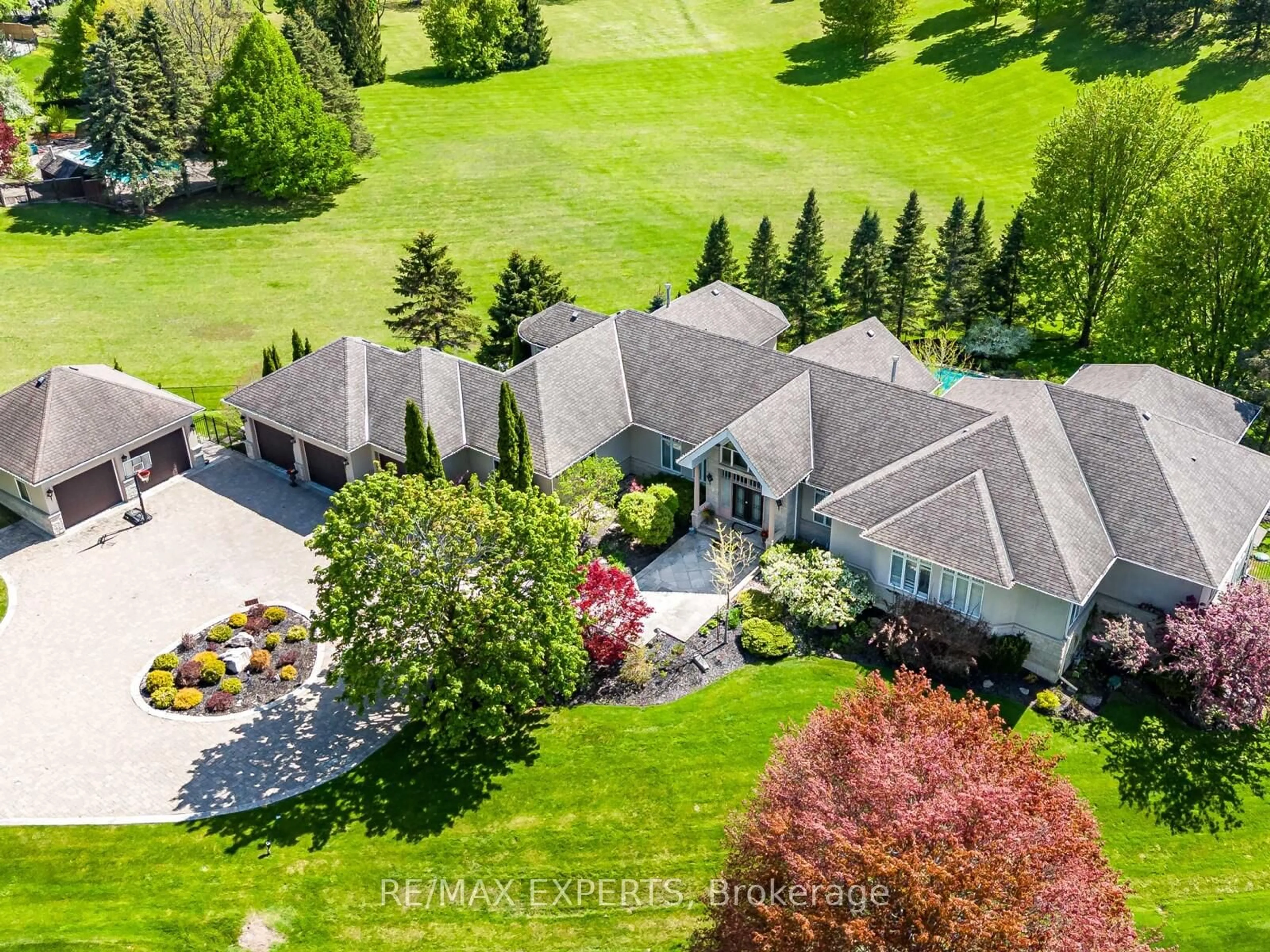 A pic from outside/outdoor area/front of a property/back of a property/a pic from drone, street for 8 Alm Crt, Aurora Ontario L4G 6W7