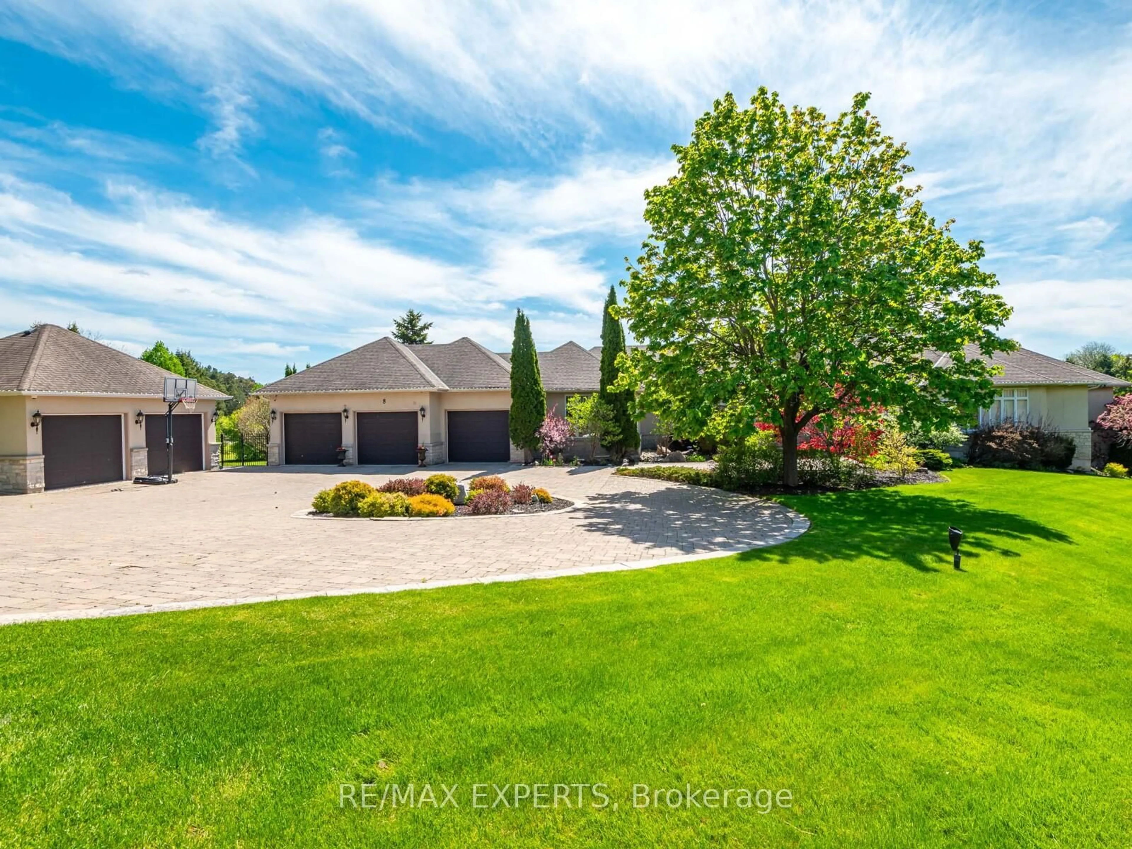 A pic from outside/outdoor area/front of a property/back of a property/a pic from drone, street for 8 Alm Crt, Aurora Ontario L4G 6W7