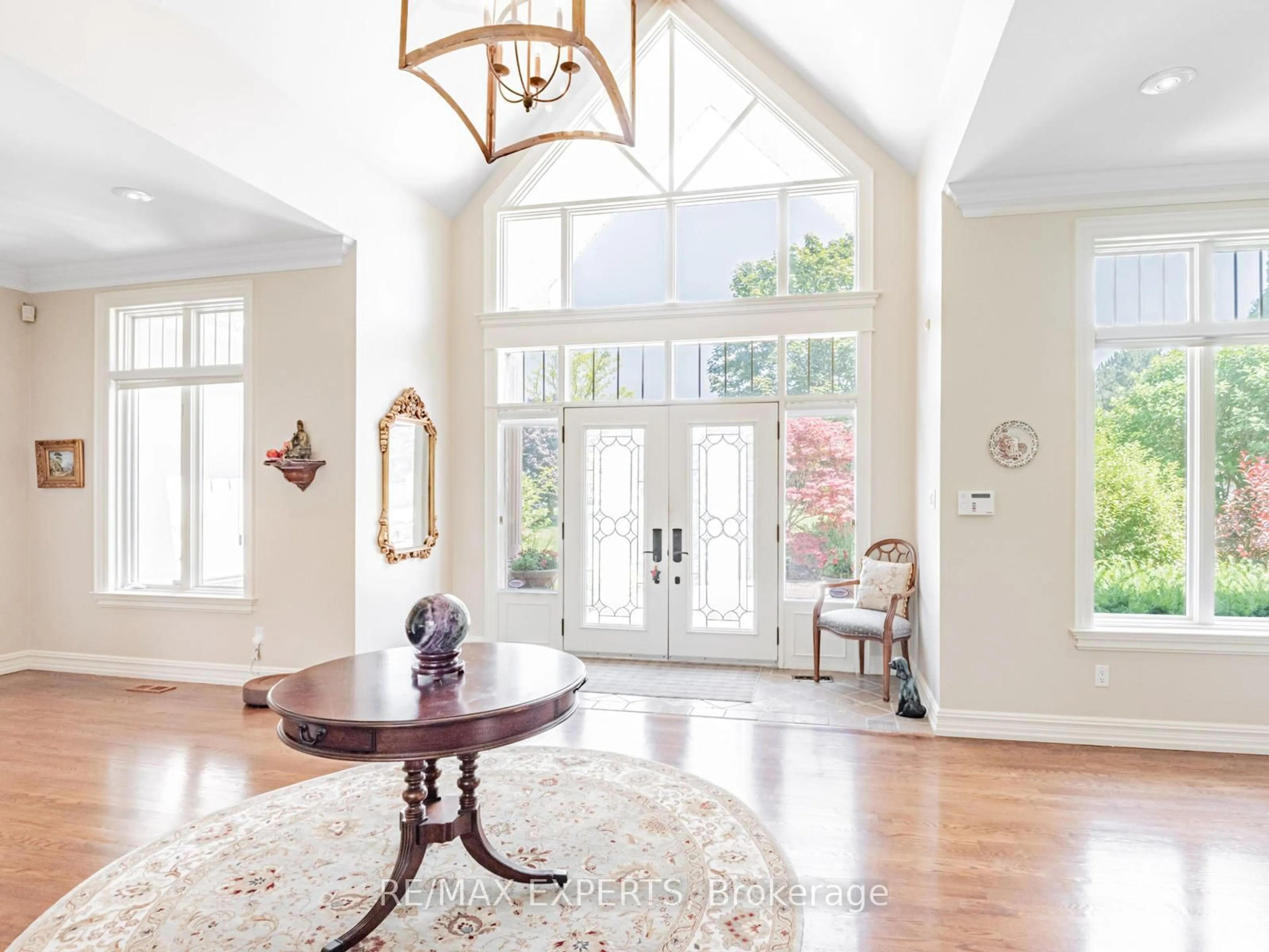 Indoor entryway for 8 Alm Crt, Aurora Ontario L4G 6W7