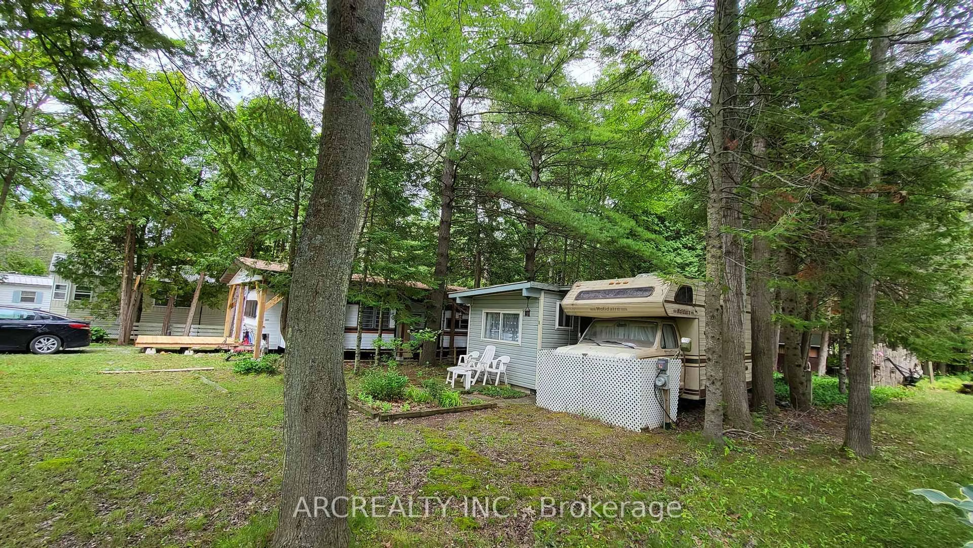 A pic from outside/outdoor area/front of a property/back of a property/a pic from drone, forest/trees view for 3 Chickadee Dr, Georgina Ontario L0E 1N0