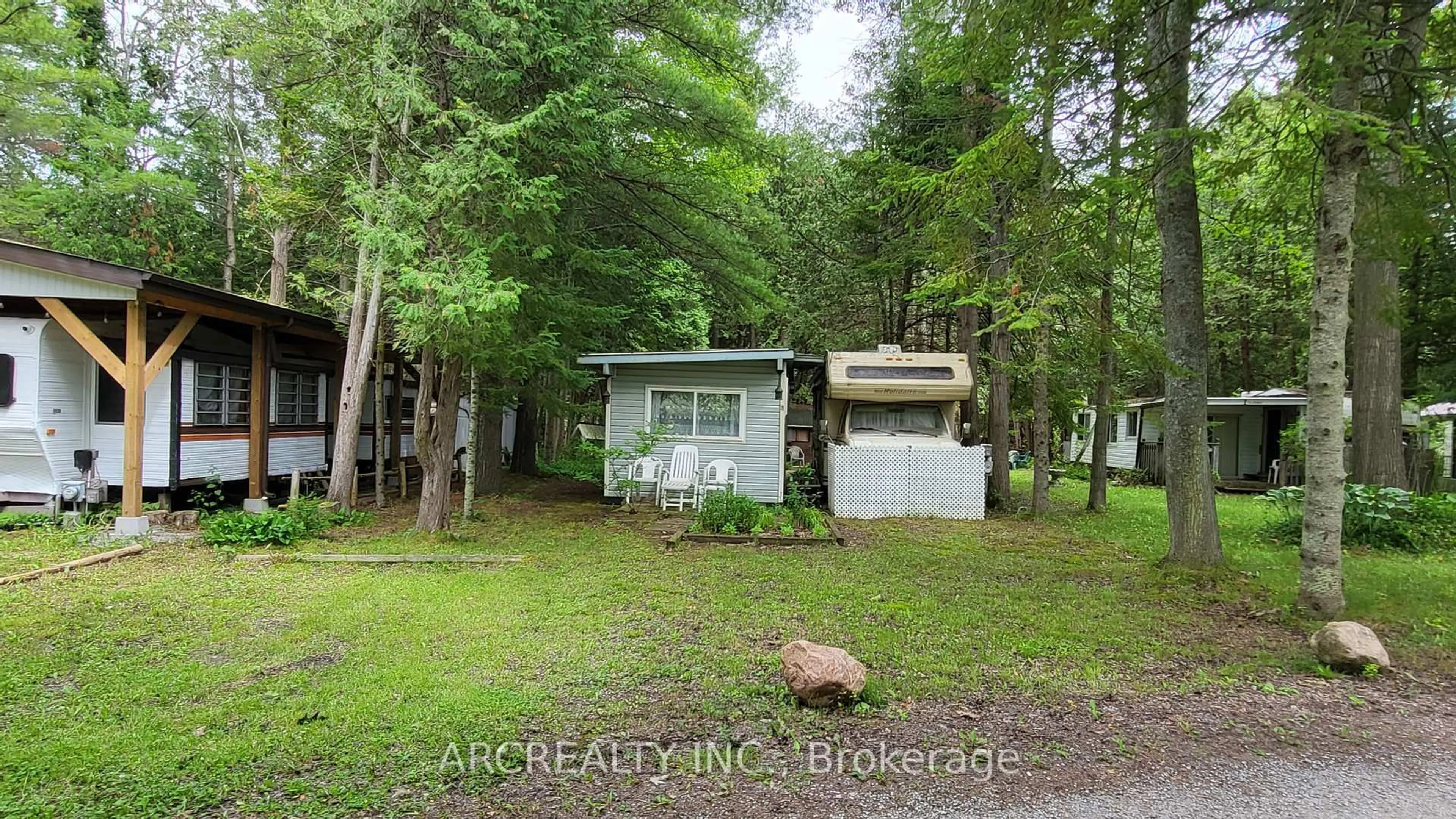 A pic from outside/outdoor area/front of a property/back of a property/a pic from drone, unknown for 3 Chickadee Dr, Georgina Ontario L0E 1N0