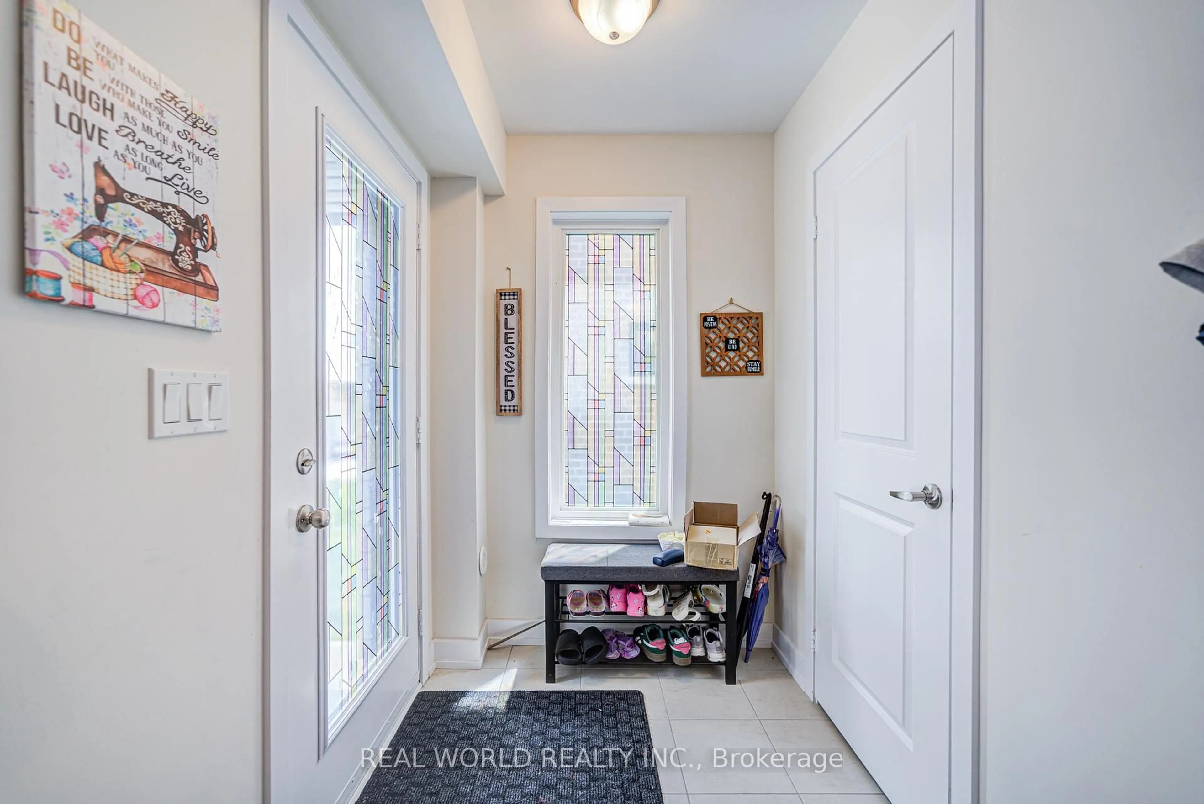 Indoor entryway for 48 Credit Lane, Richmond Hill Ontario L4E 1G9