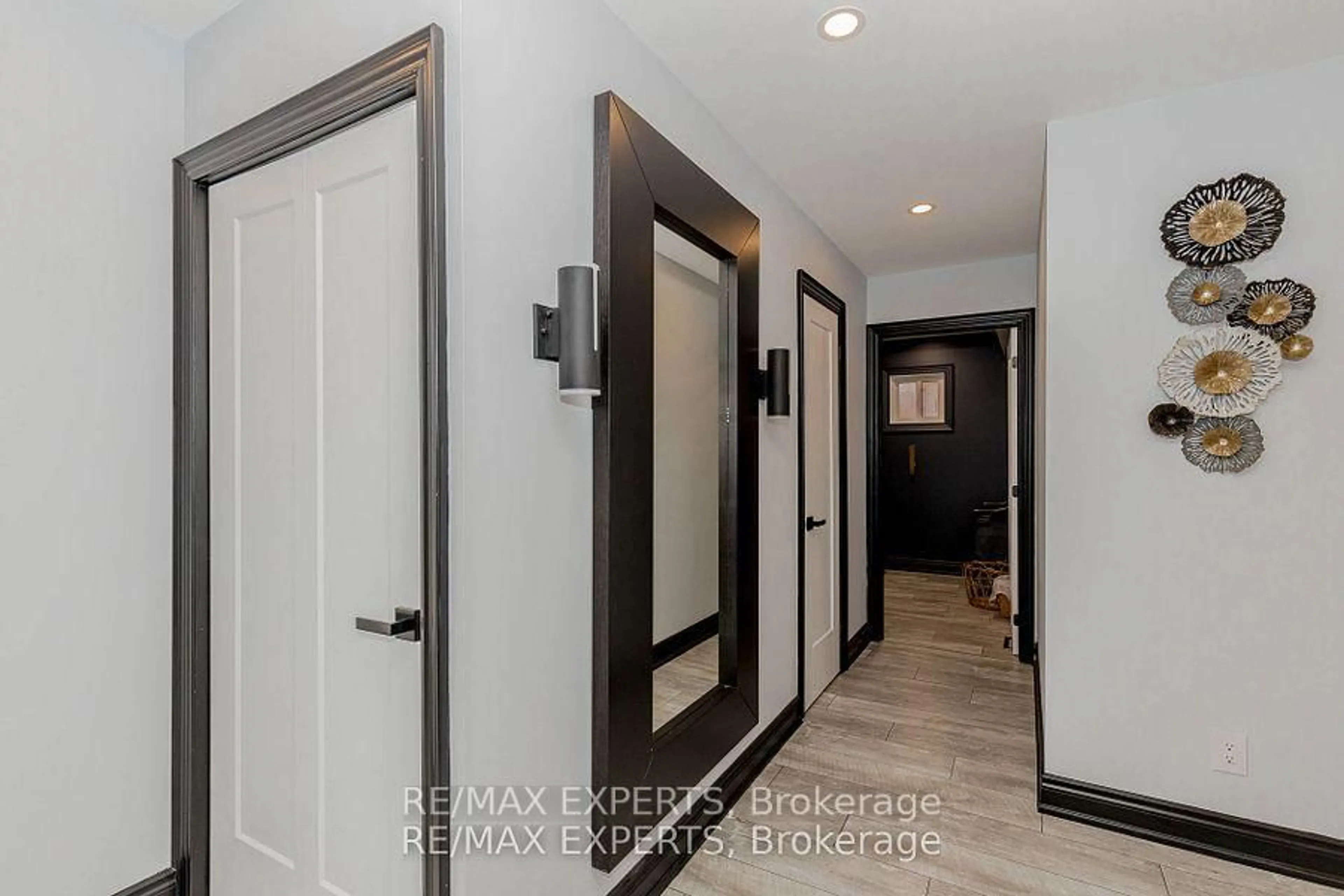 Indoor entryway for 148 Lamar St, Vaughan Ontario L6A 1A6