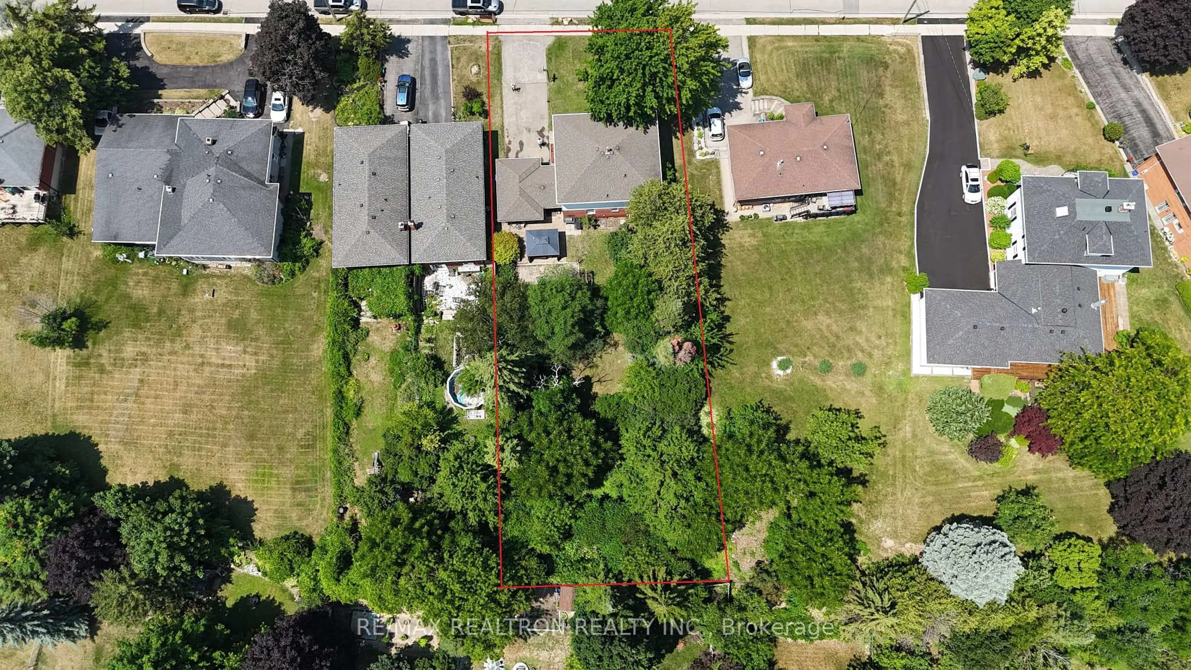 A pic from outside/outdoor area/front of a property/back of a property/a pic from drone, street for 337 Simcoe Rd, Bradford West Gwillimbury Ontario L3Z 1Z1